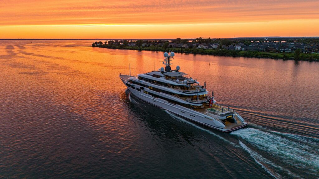 Un yacht de milliardaire de passage dans la région