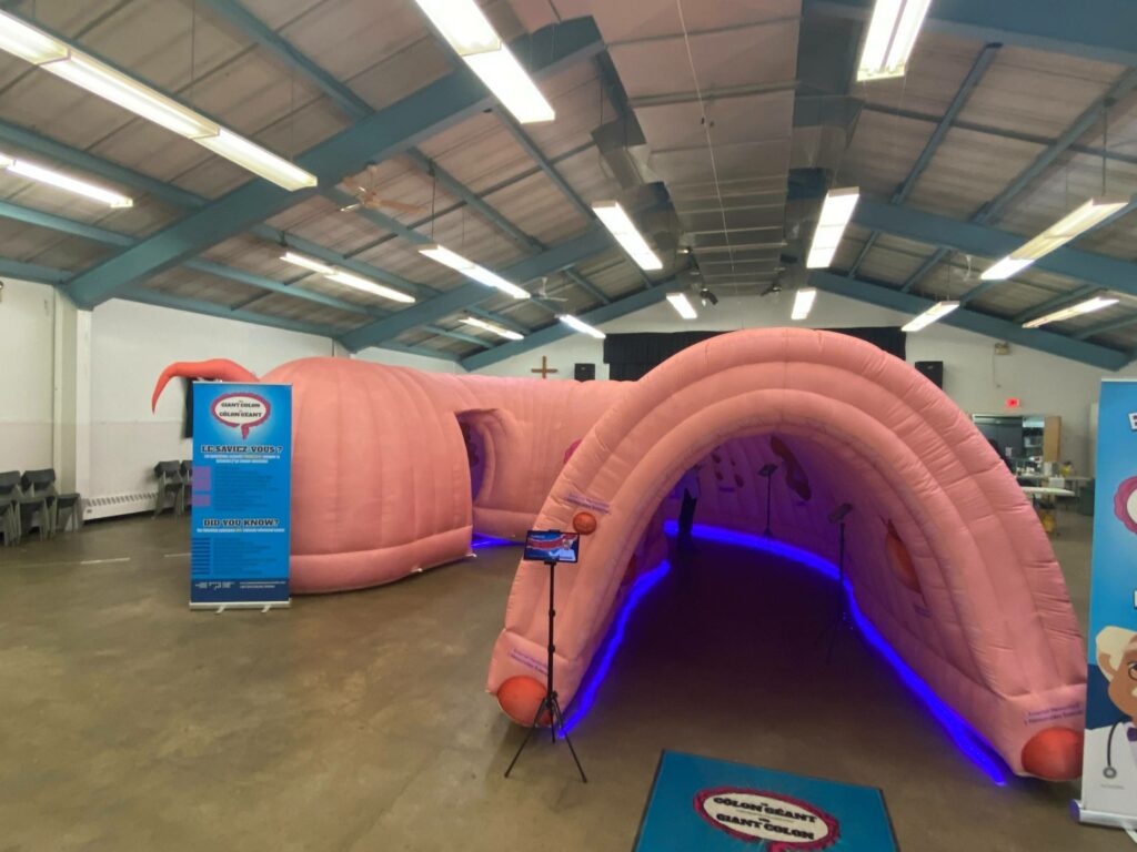 Un côlon géant sensibilise au cancer à Kahnawake