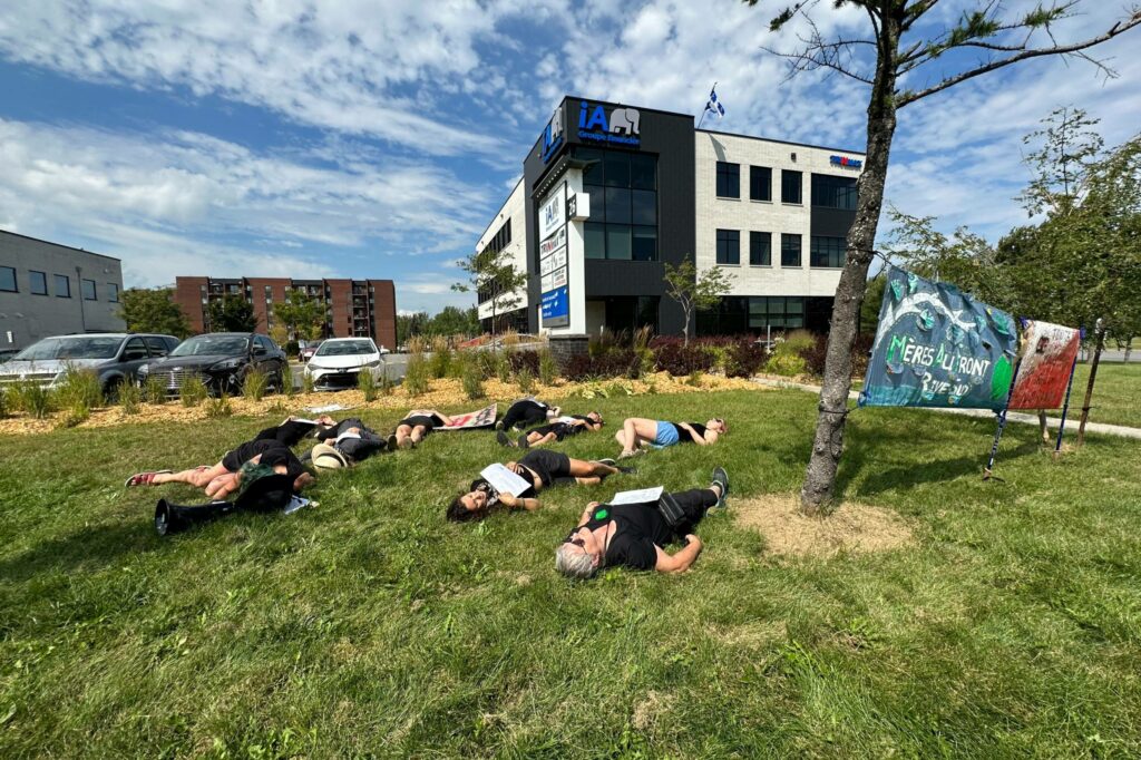 VIDÉOS – Mauvaise qualité de l’air : des mères simulent leur mort à La Prairie