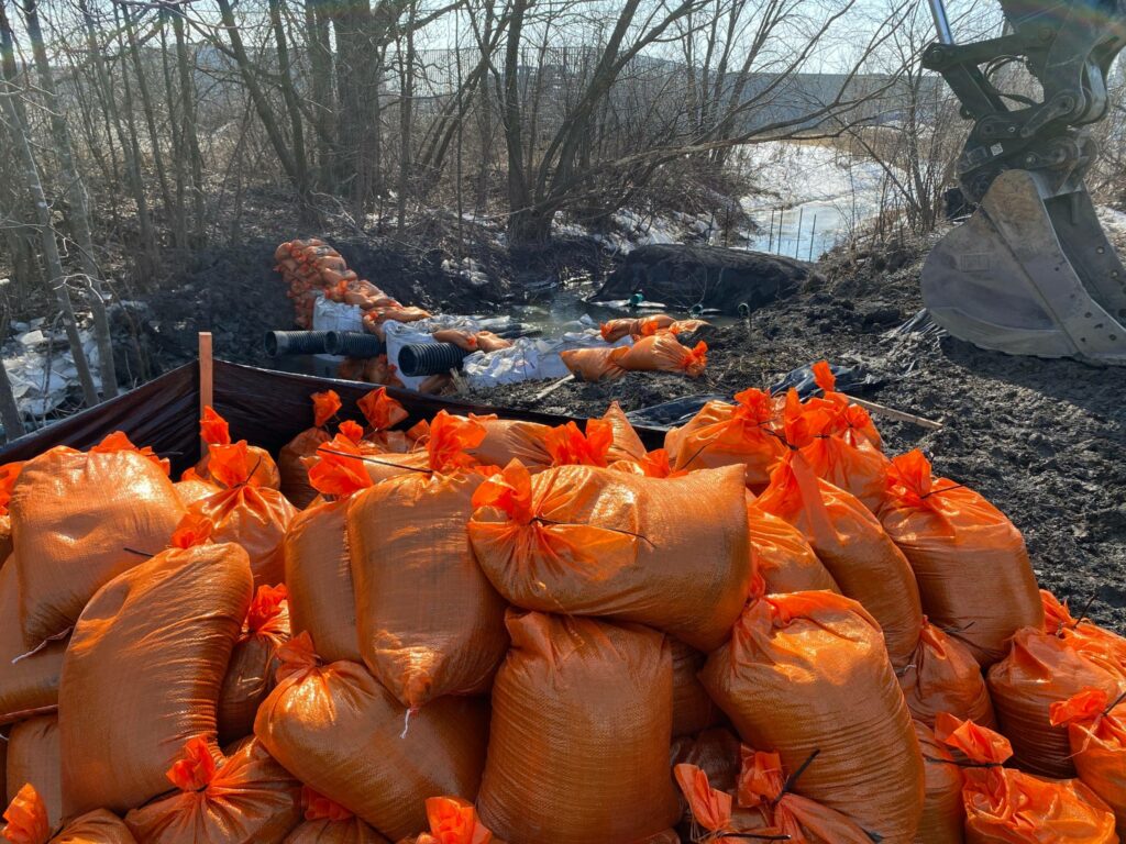 Déversement de carburant : Kahnawake poursuit la Ville de Châteauguay