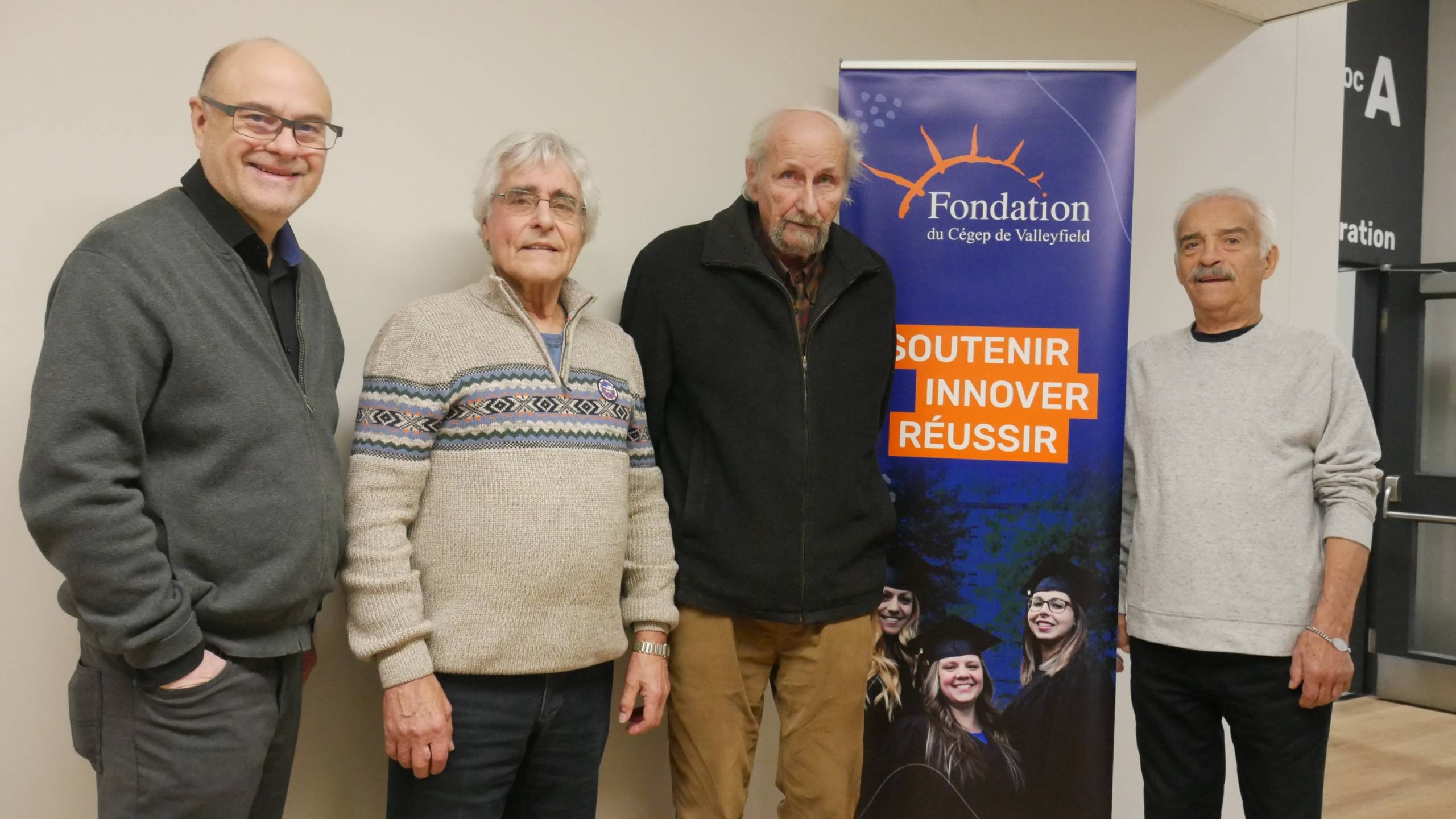 D’anciens étudiants font un don de 4600 $ à la Fondation du Cégep de Valleyfield