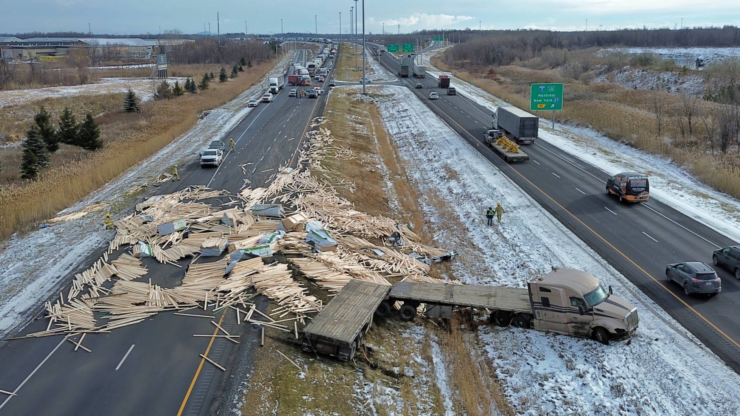 Déchargement de bois sur la 30