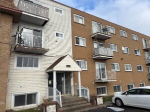 136-140, boulevard Primeau : la Ville nettoie le terrain aux frais du propriétaire