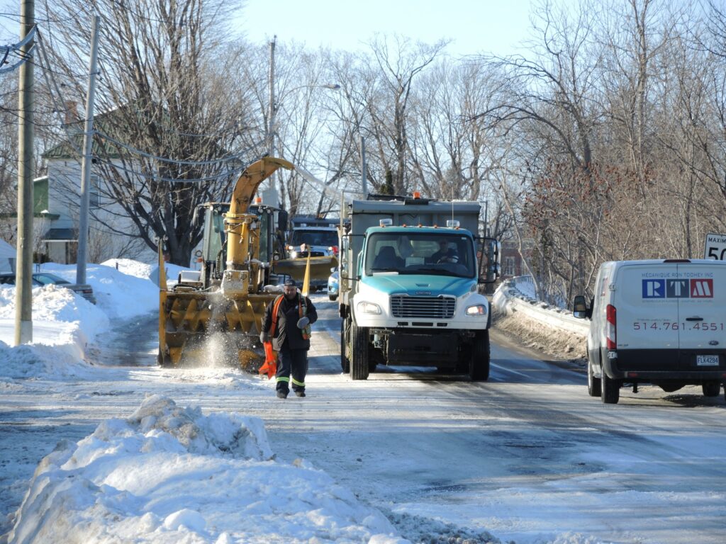 Déneigement : «armez-vous de patience, ça va être un très gros travail!»