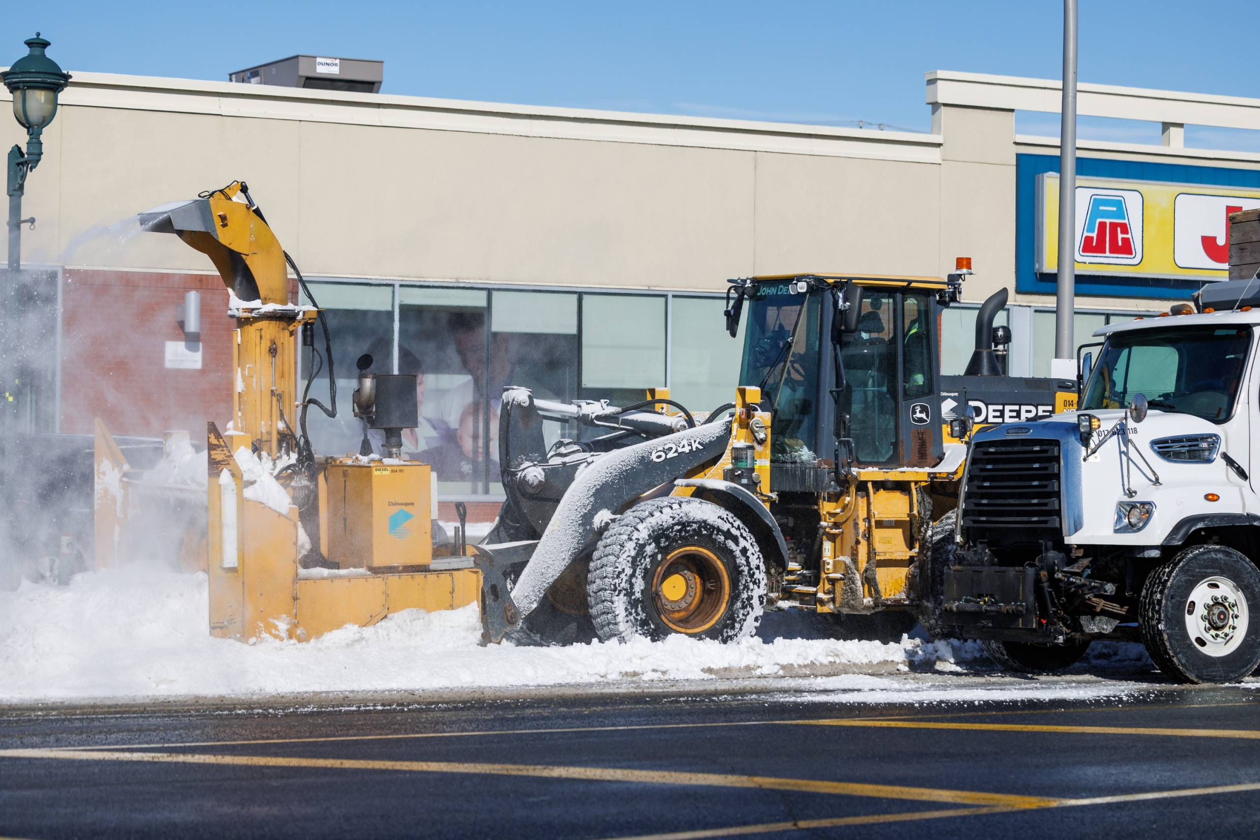 Déneigement et intimidation  : 4 employés de Châteauguay suspendus