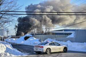 Bâtiment en flammes dans le parc industriel de Châteauguay