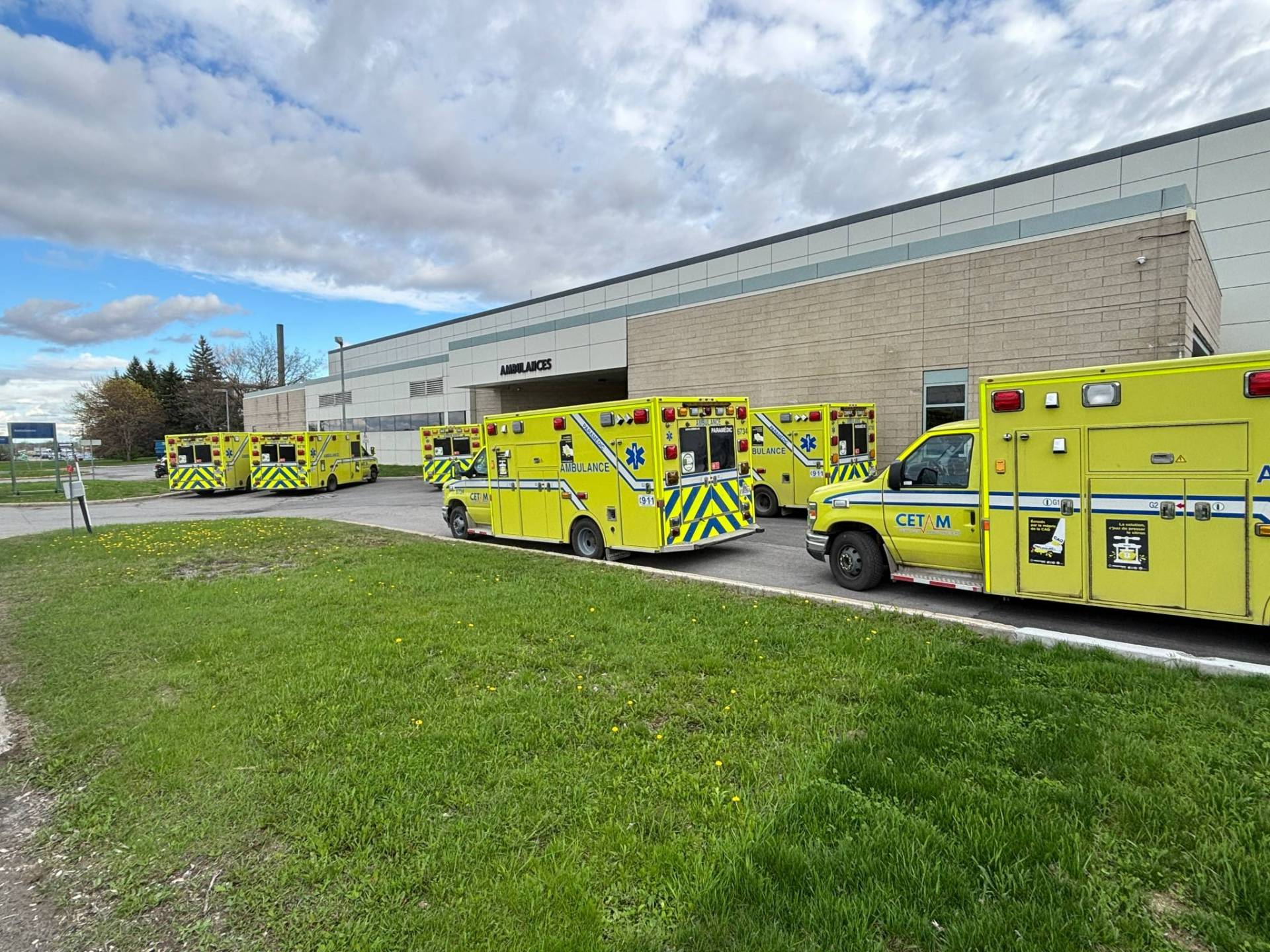 Hôpital Anna-Laberge débordé : des civières retirées et un surplus d’ambulances en cause