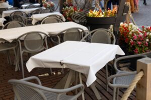 Optimiser les terrasses commerciales : solutions flexibles pour cafés, hôtels et restaurants