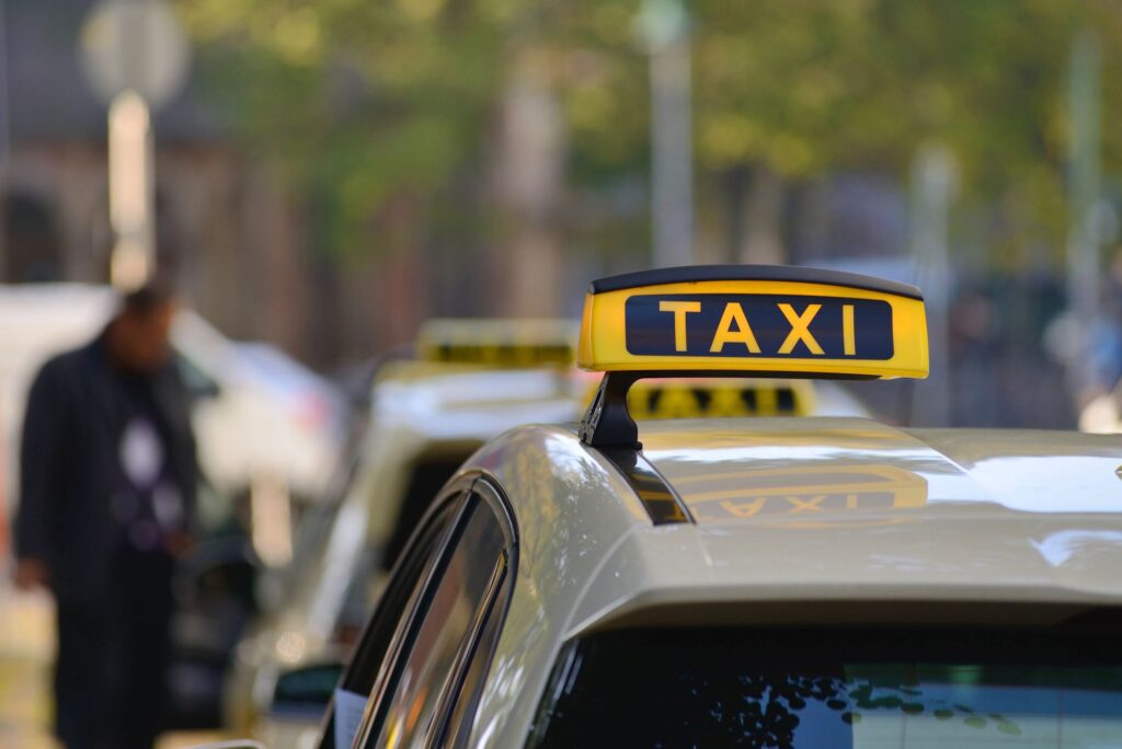 Taxi ou covoiturage ? Avantages et inconvénients selon les villes du Québec