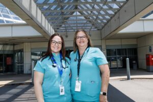 75e anniversaire de la profession: une mère et sa fille infirmières auxiliaires à Châteauguay