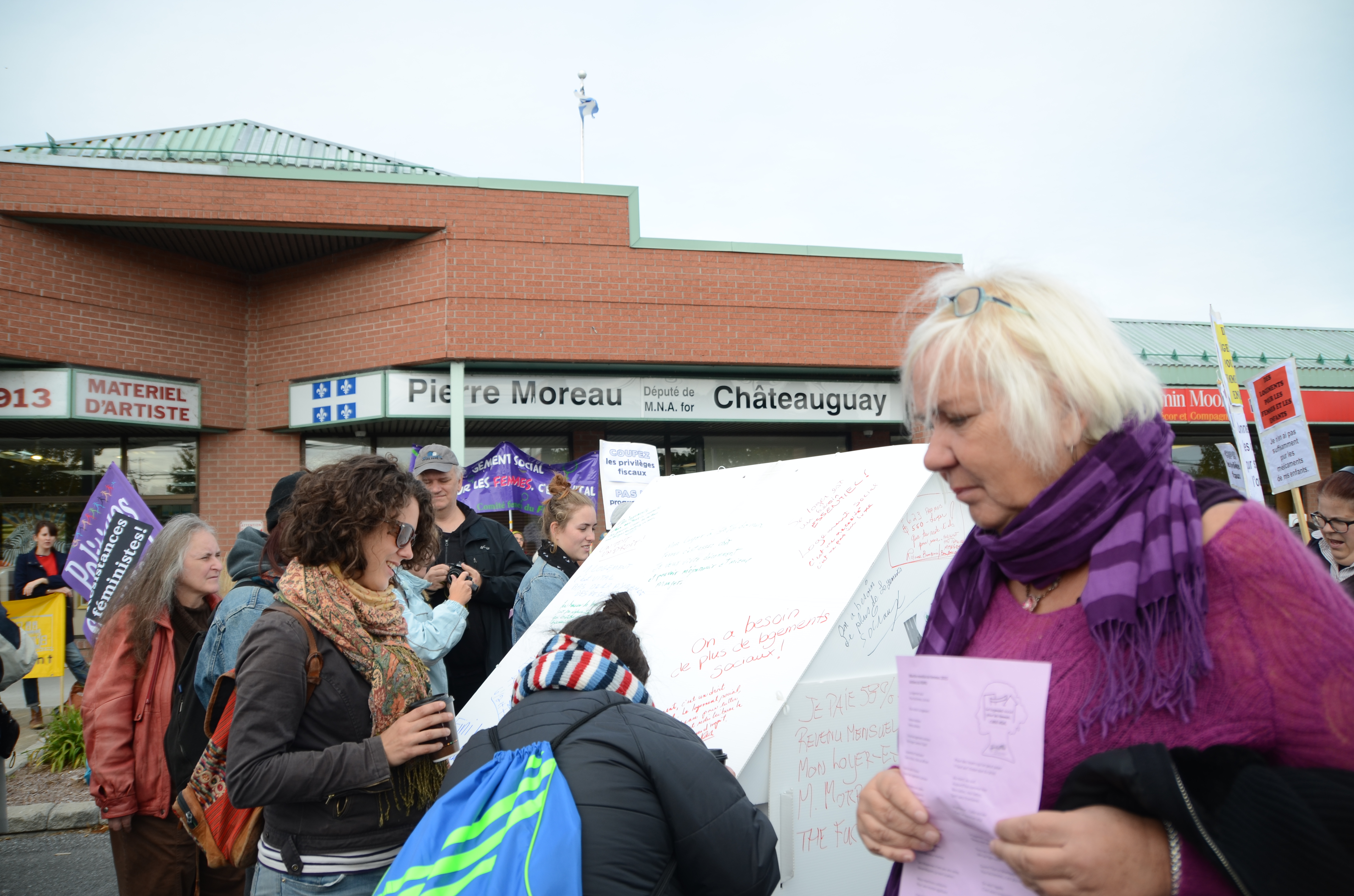 Beaucoup de bruit devant les bureaux du ministre Moreau