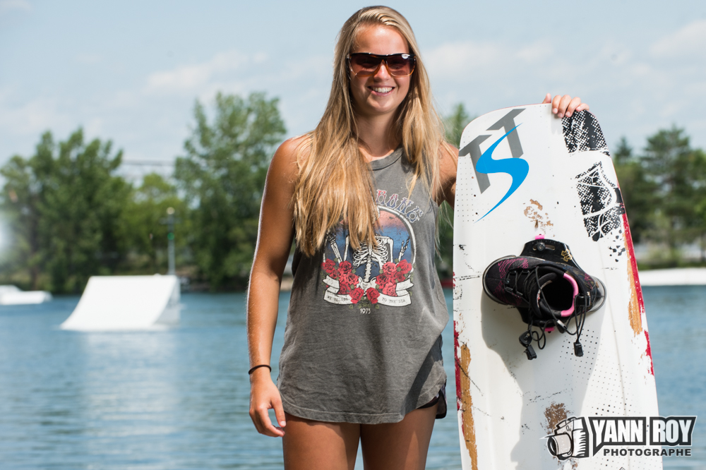 Carmelle maîtrise la surface de l’eau avec sa planche