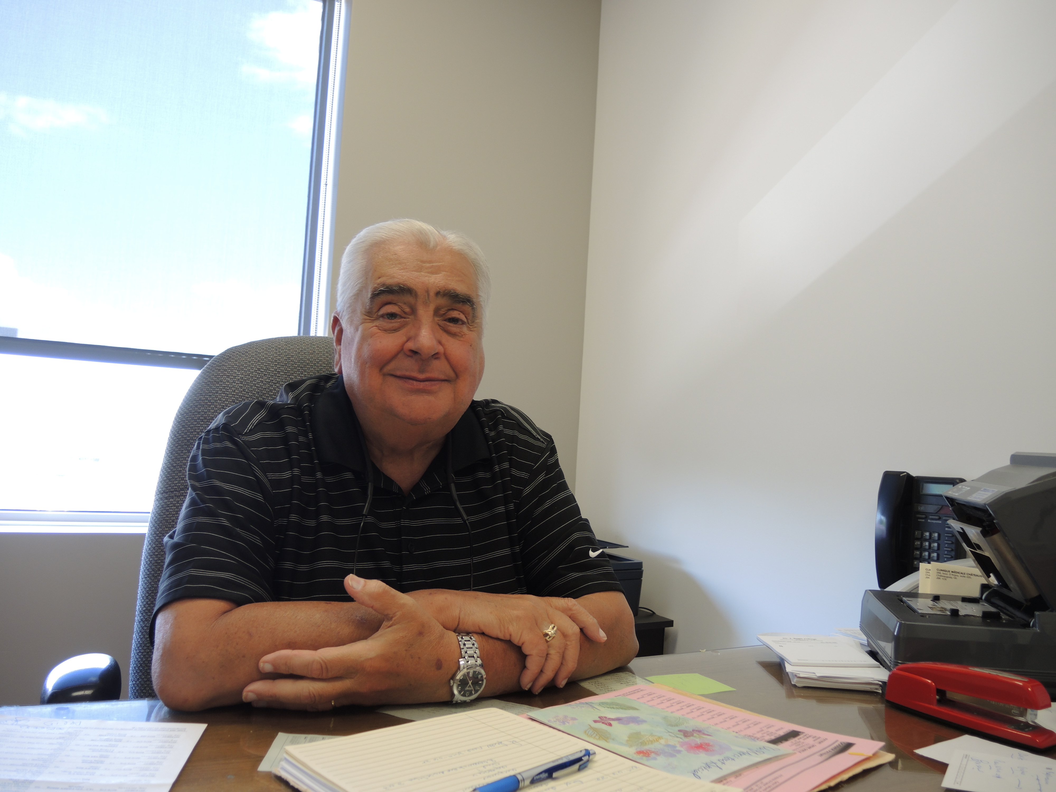 Dr Laberge accroche son stethoscope