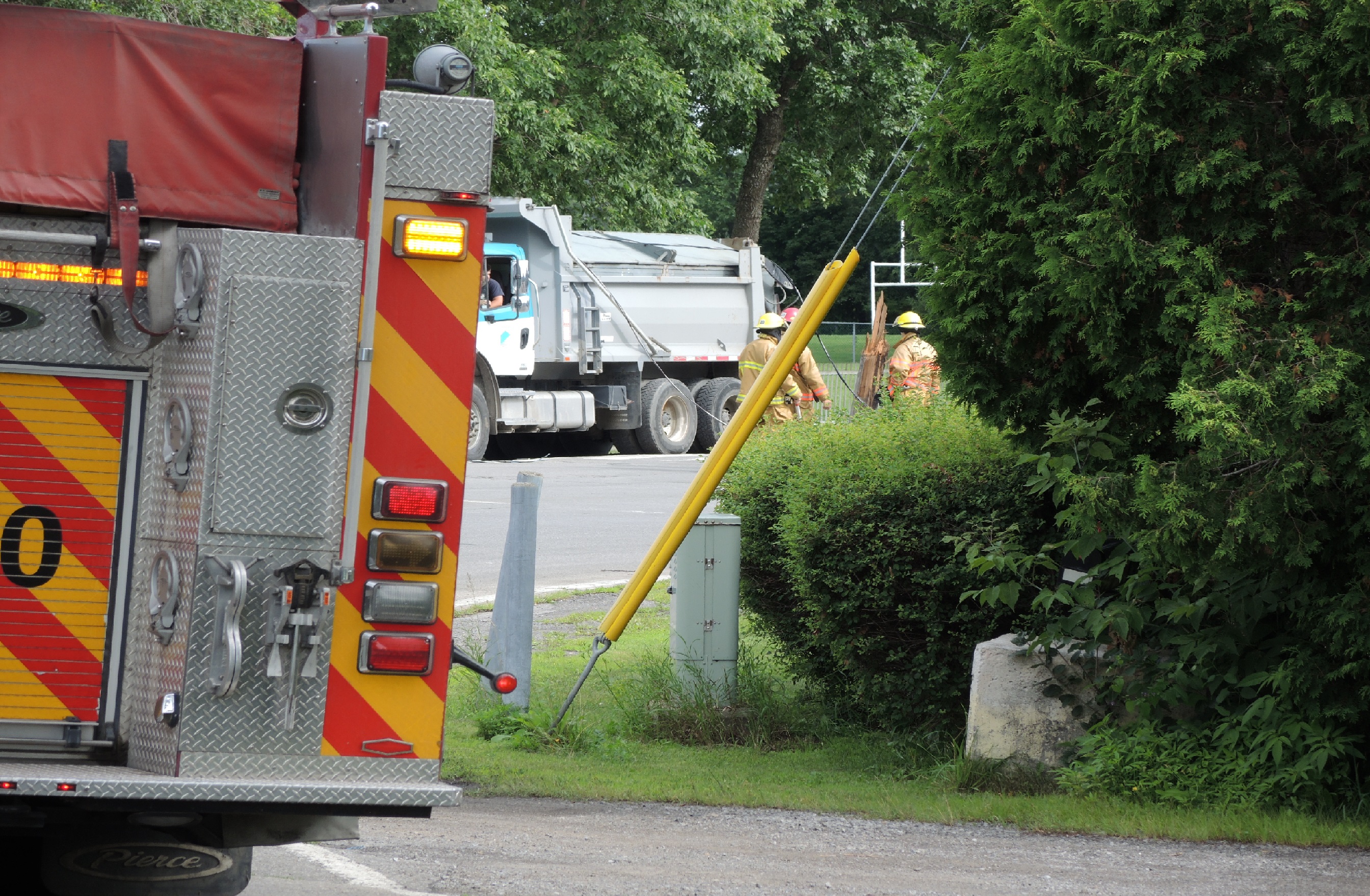 Deux camions de la Ville arrachent des fils électriques