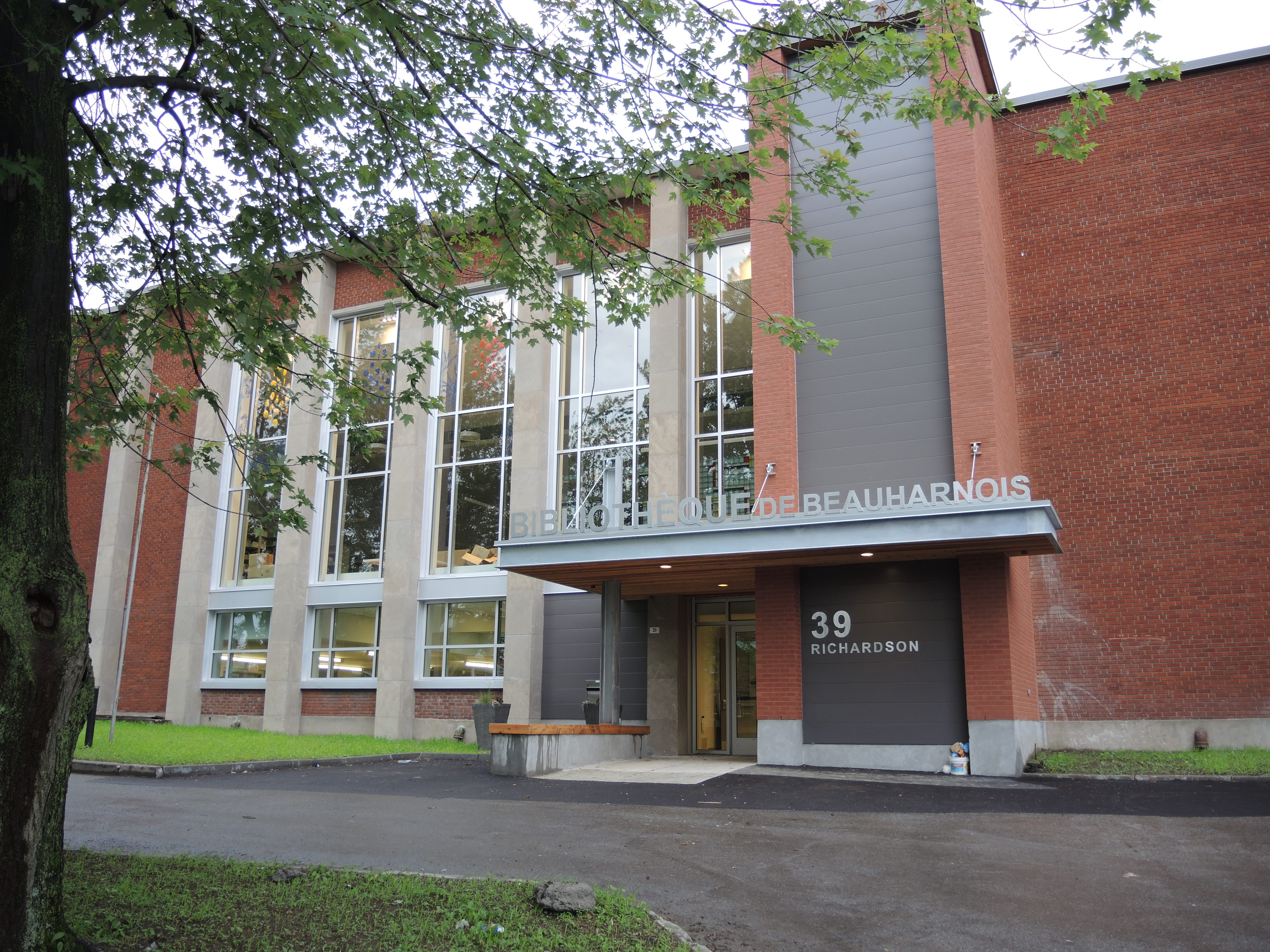 Bibliothèque neuve, baiser et carton au menu ce 6 juillet