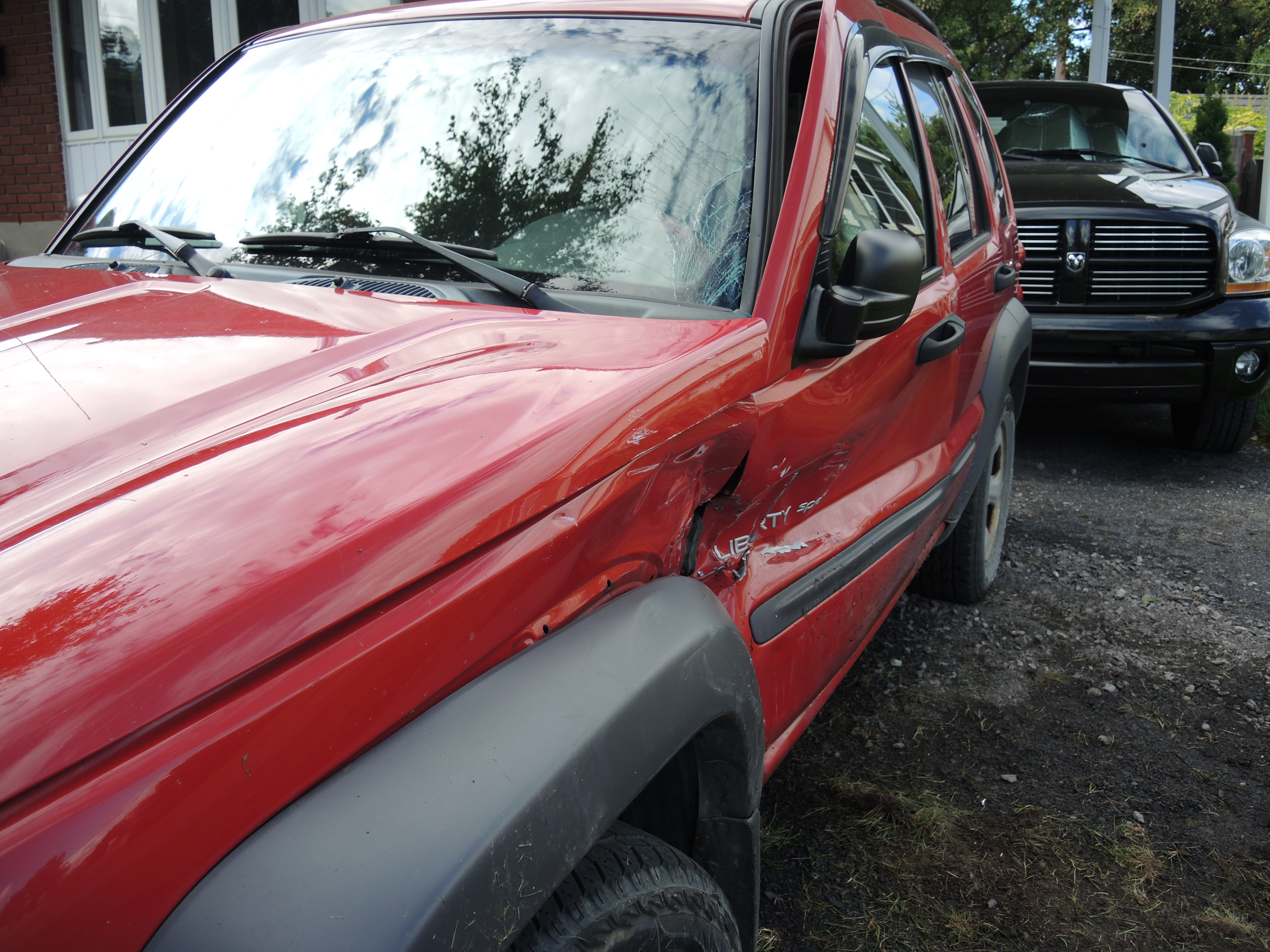 Des suspects d’un vol percutent une voiture stationnée