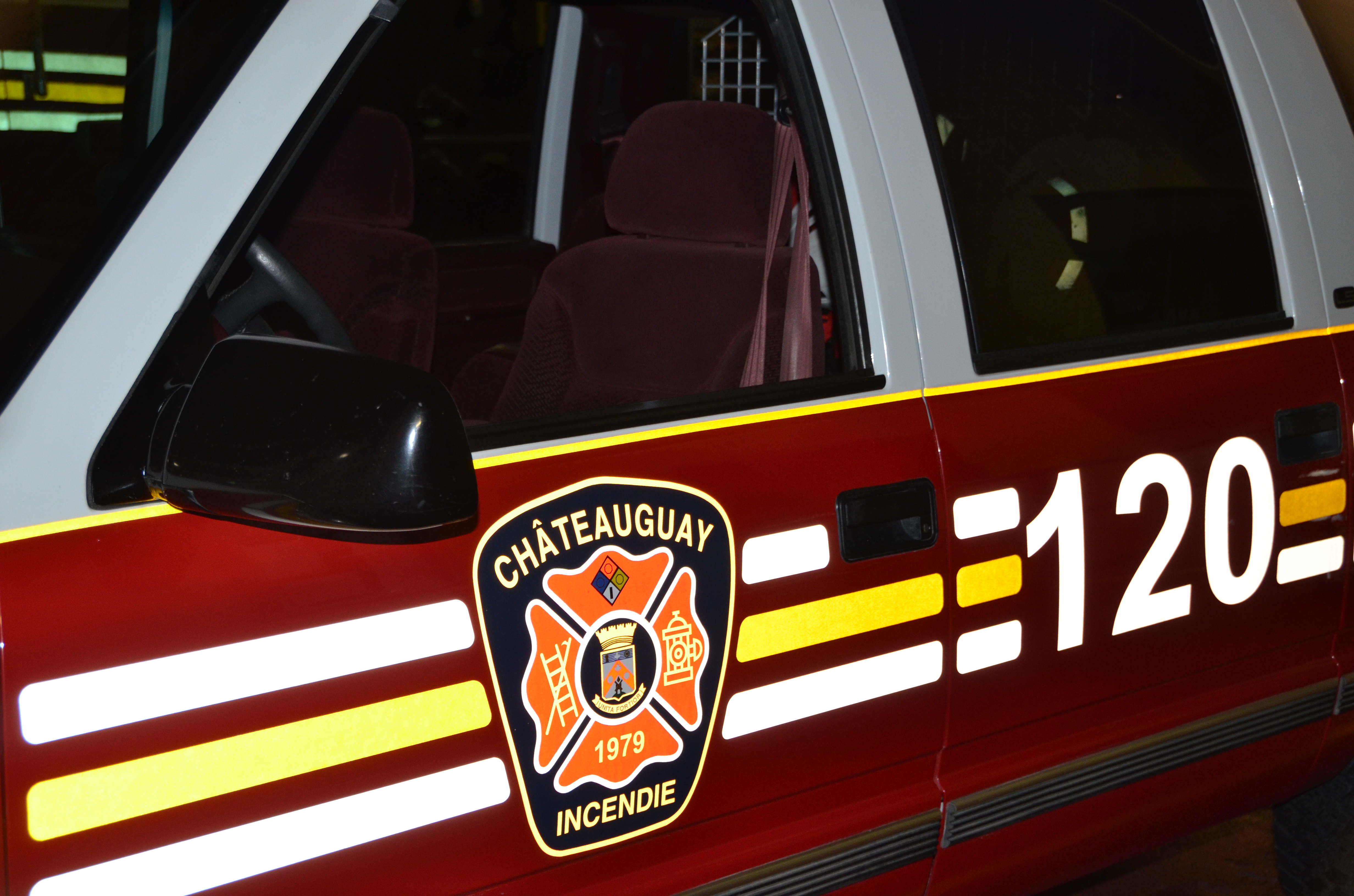 Voiture en flammes dans un secteur résidentiel