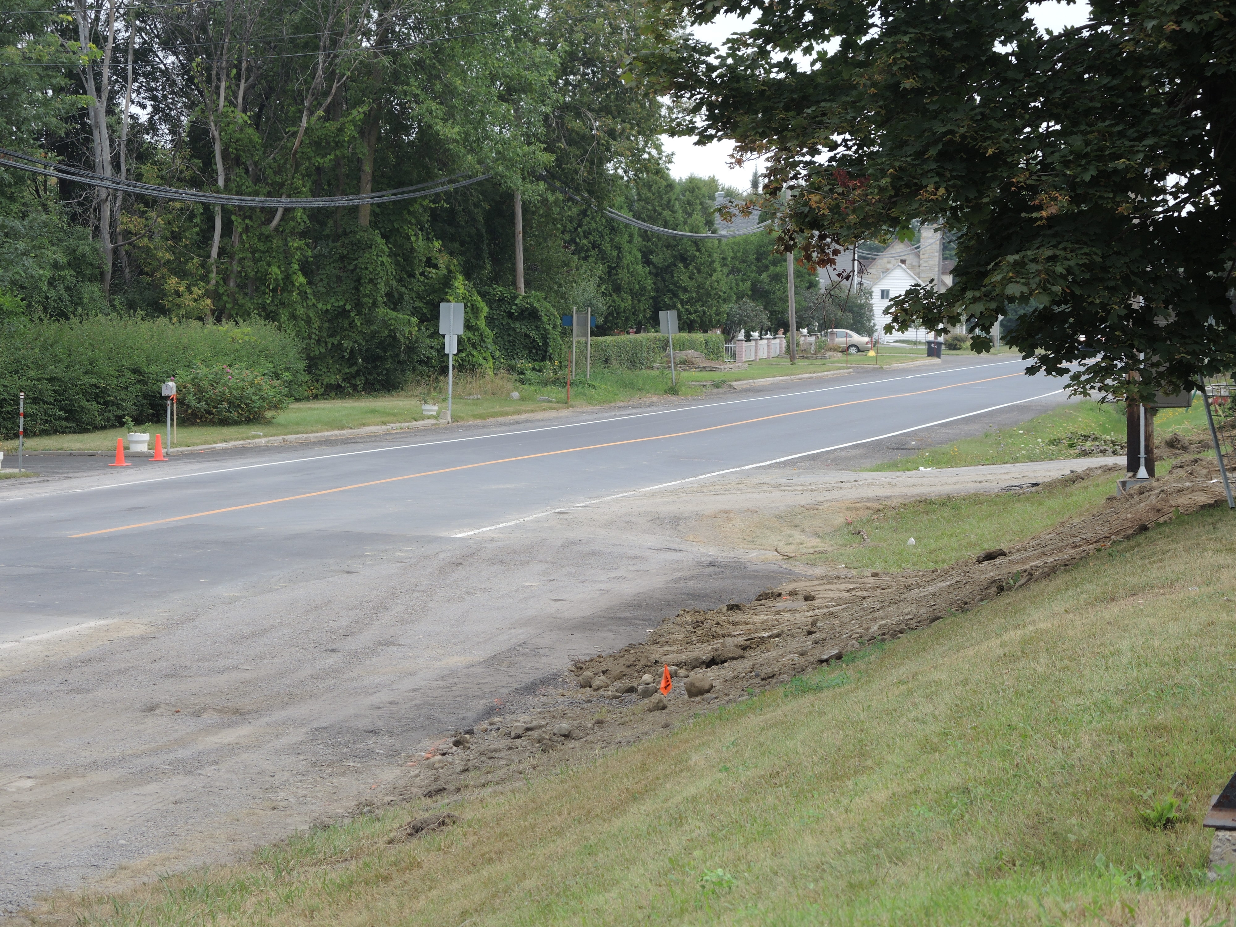 Asphalte arraché sur une rue nouvellement pavée