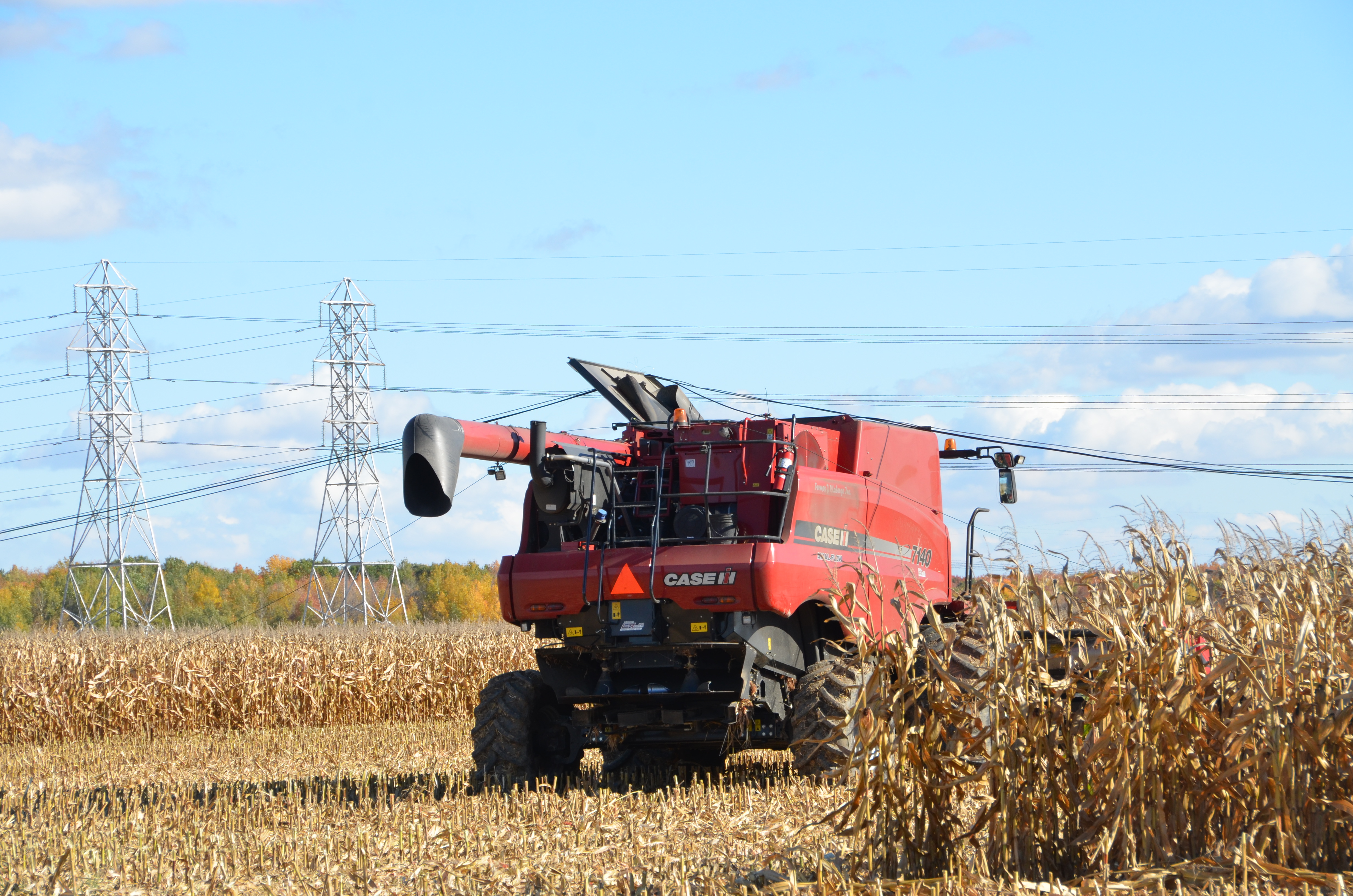 Un véhicule agricole arrache un fil électrique