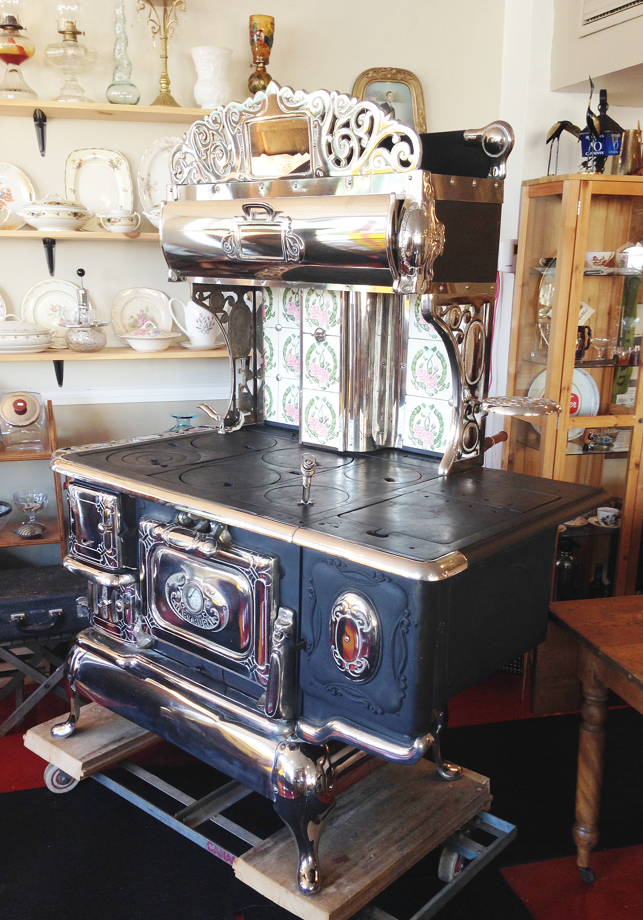 Un vieux four québécois des années 1920 expédié en Suisse