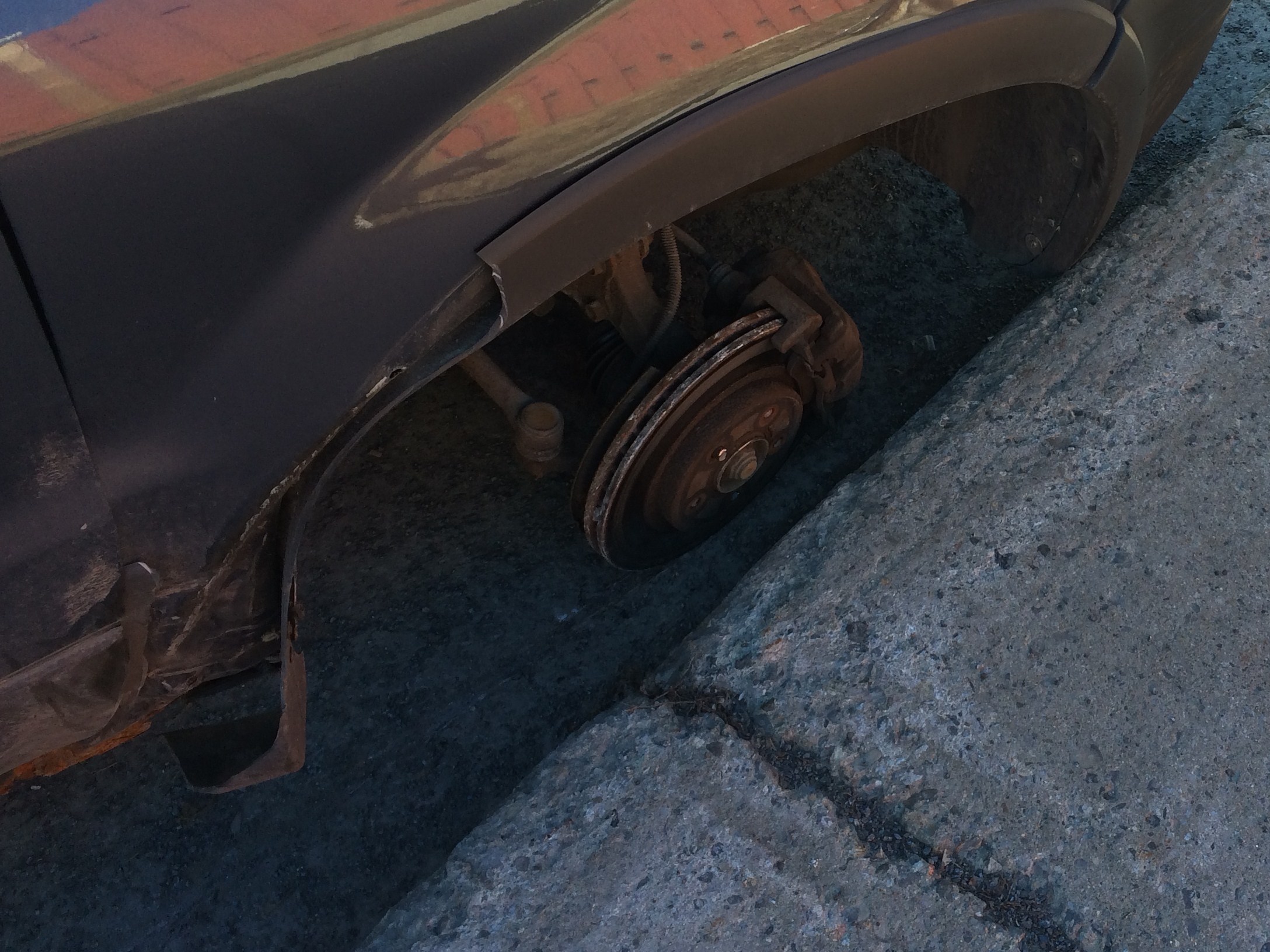 Une auto perd une roue en roulant