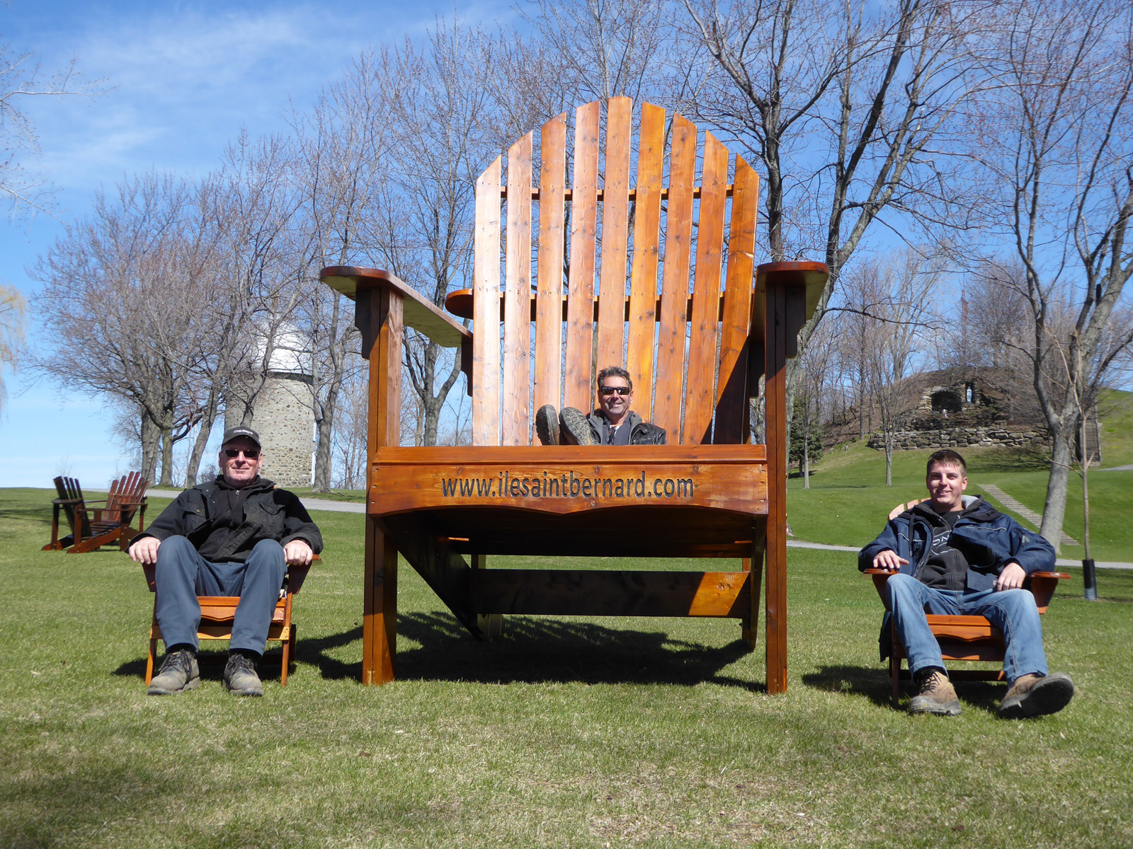 Image illustrant l'article: Une très grosse chaise installée dans l’île Saint-Bernard