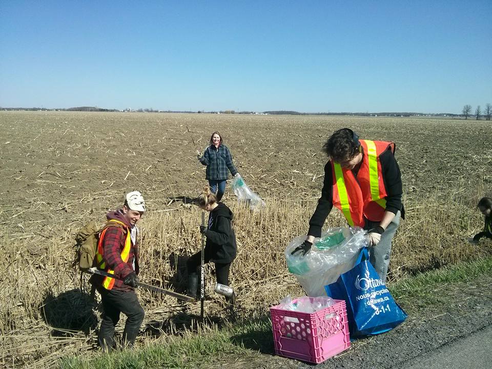 Image illustrant l'article: Bons Samaritains forcés d’arrêter de nettoyer le bord d’une route