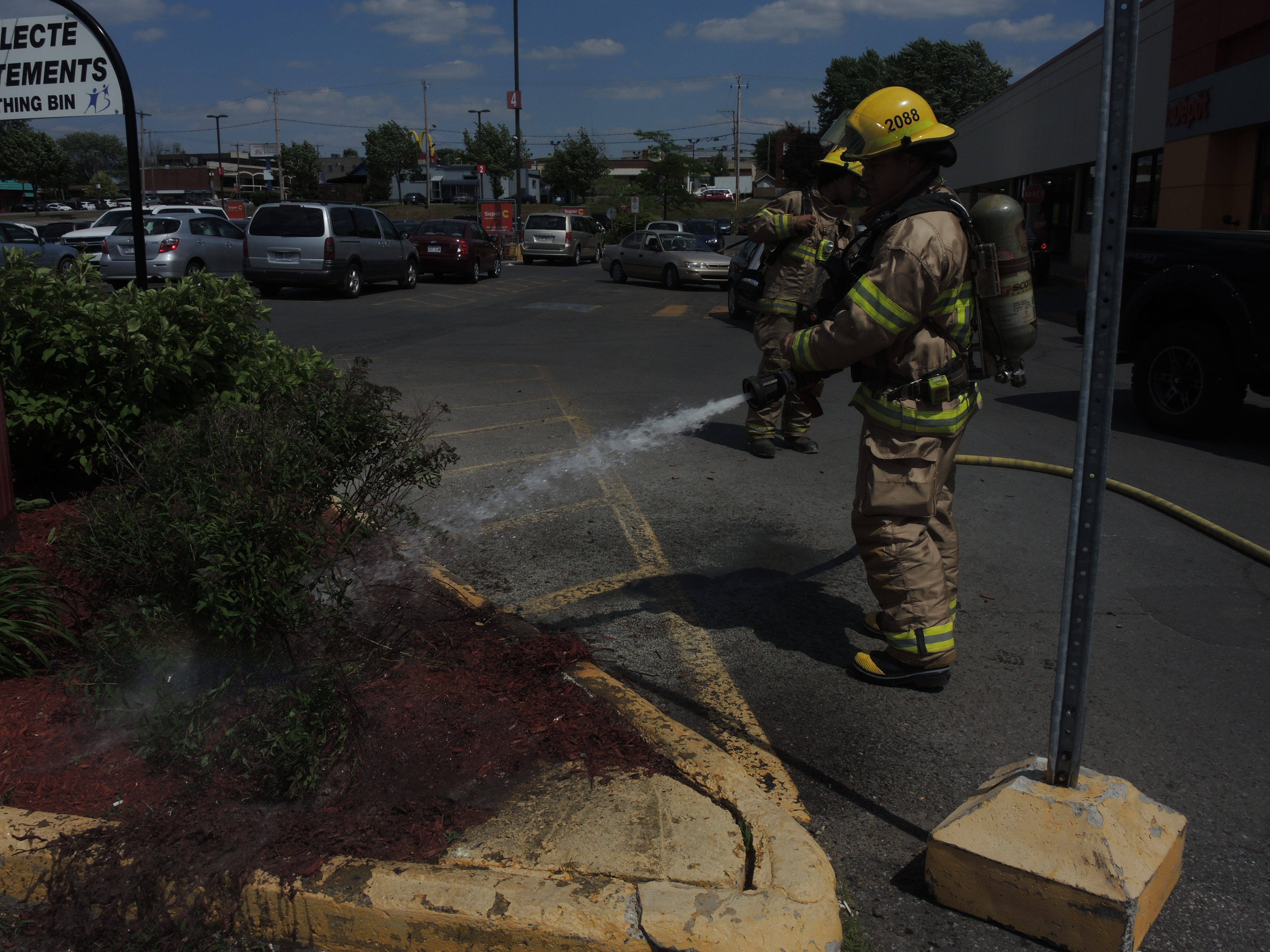 Feu de paillis devant le Super C à Châteauguay