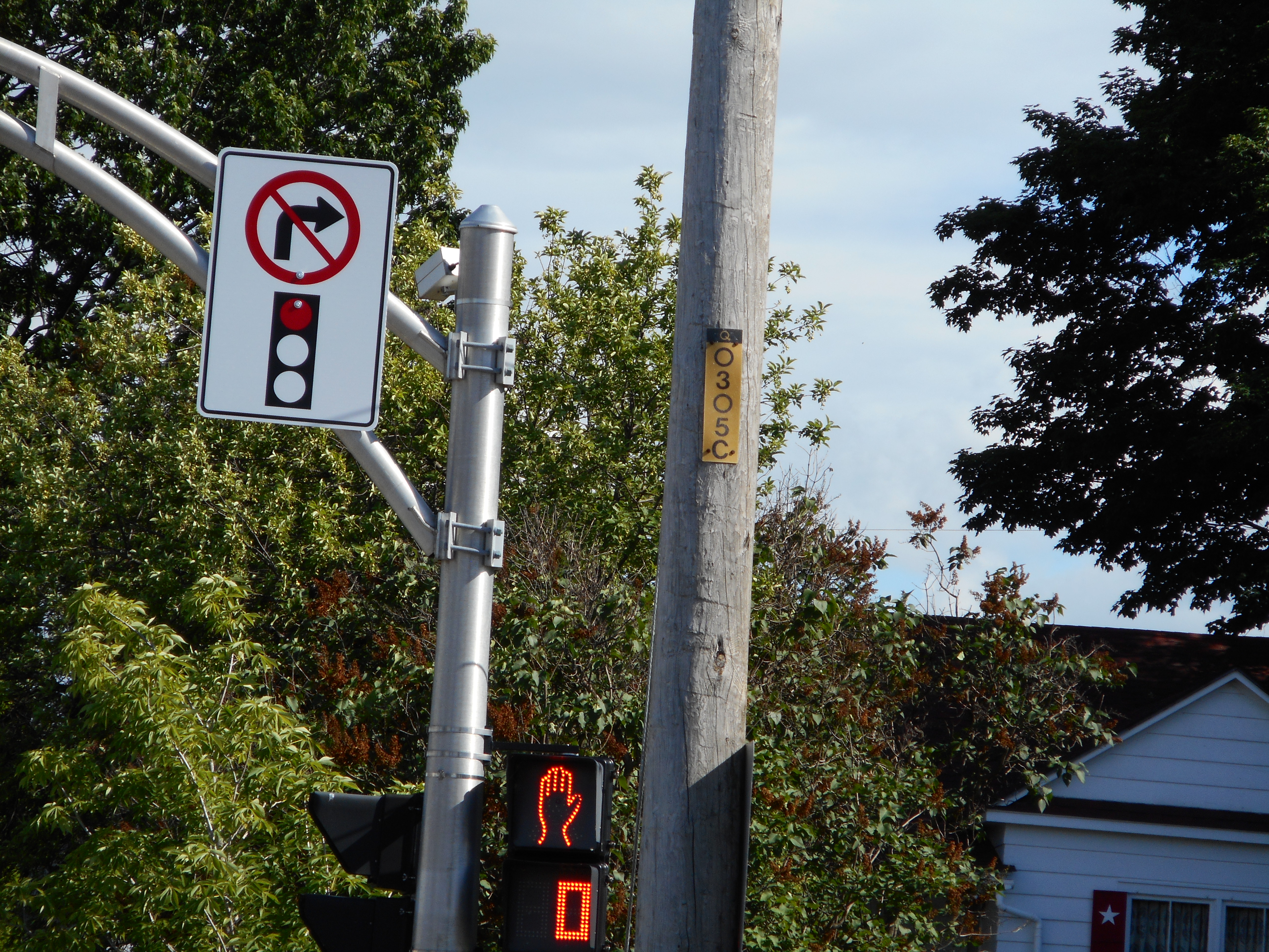 Image illustrant l'article: Des panneaux d'interdiction de virage au feu rouge reprennent leur place à Châteauguay