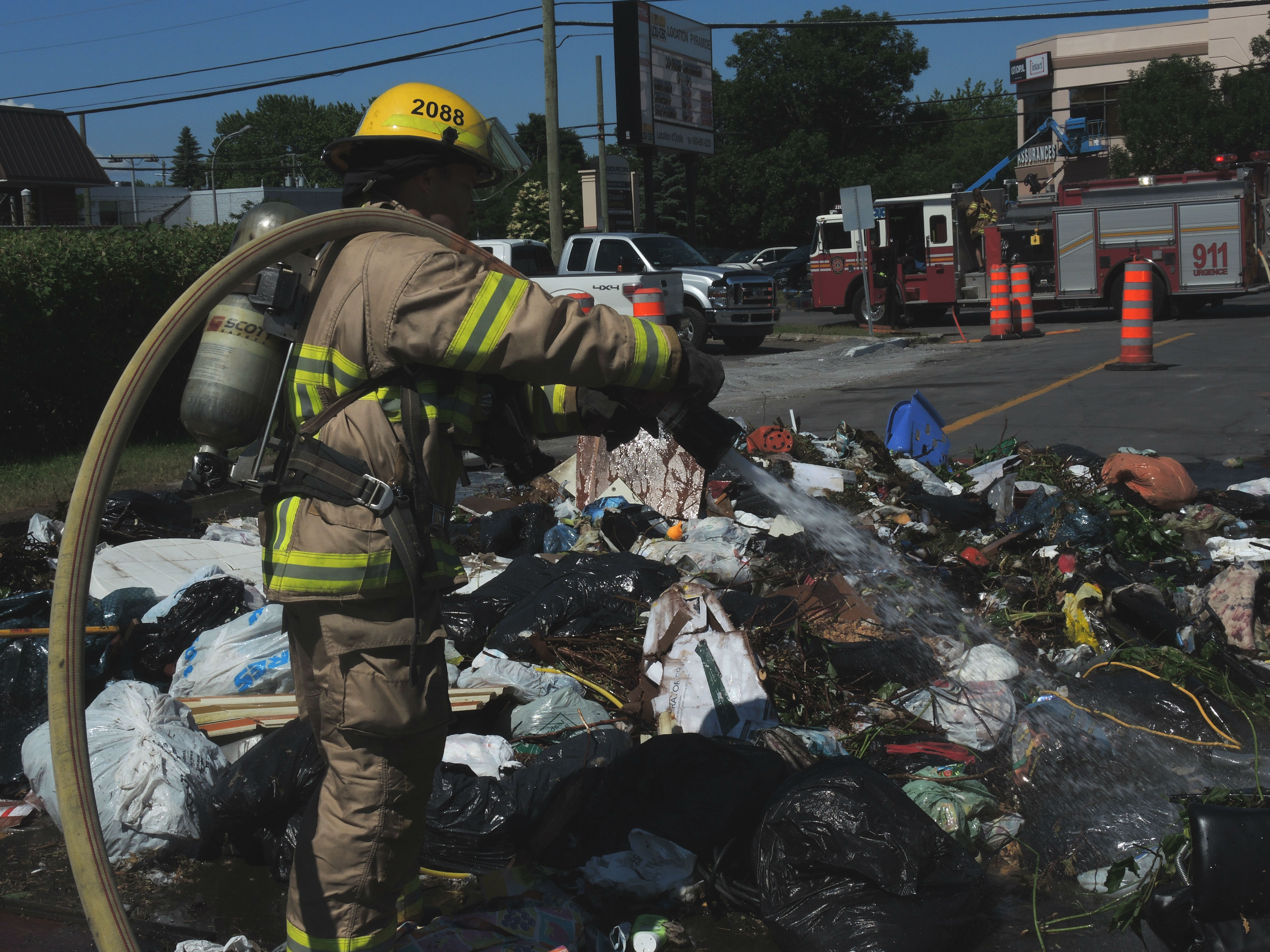 Un camion de vidanges déchargé en pleine rue