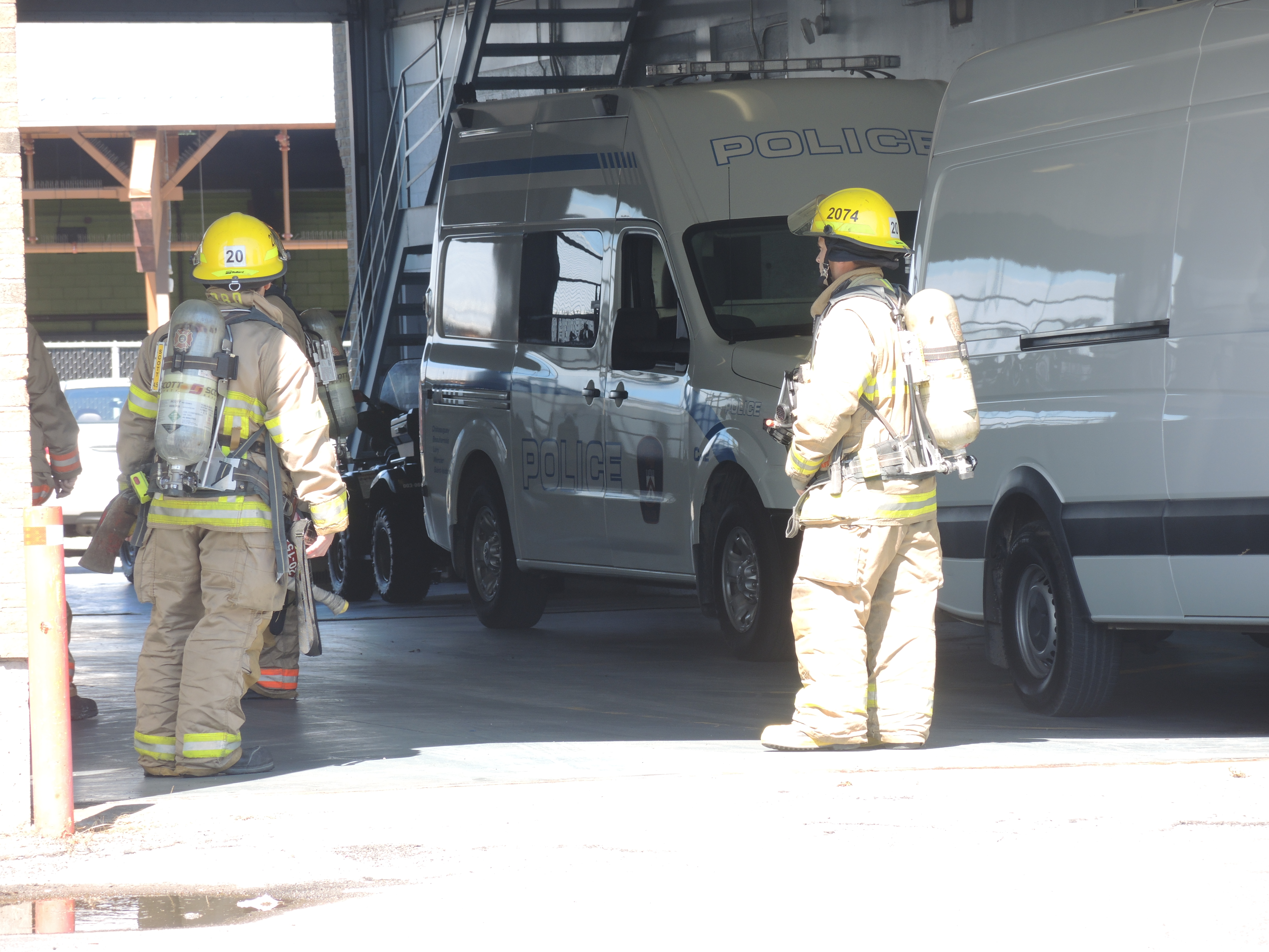 Les pompiers interviennent au poste de police