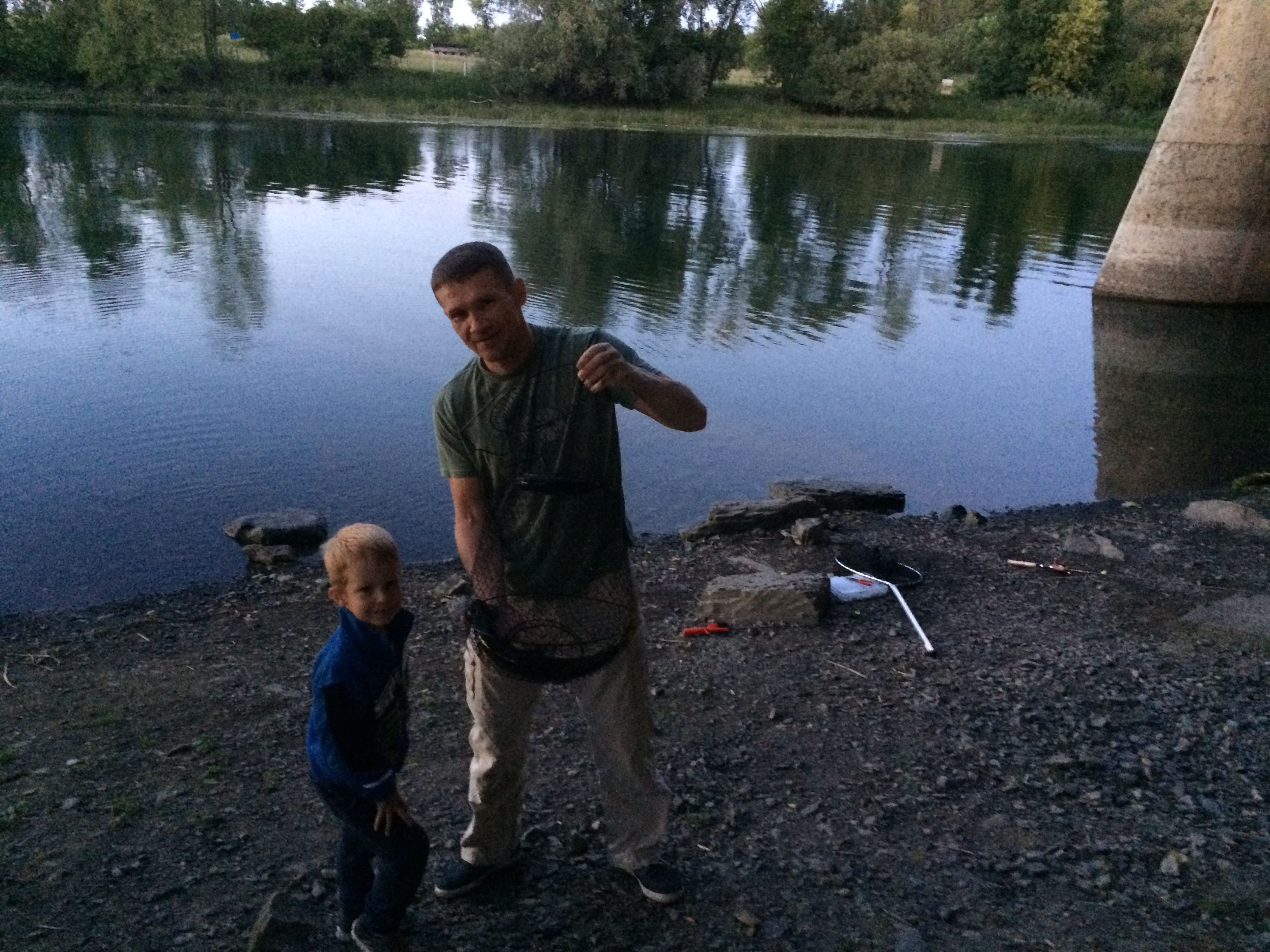 Image illustrant l'article: Un père et son fils de 4 ans heureux de la capture d'un poisson