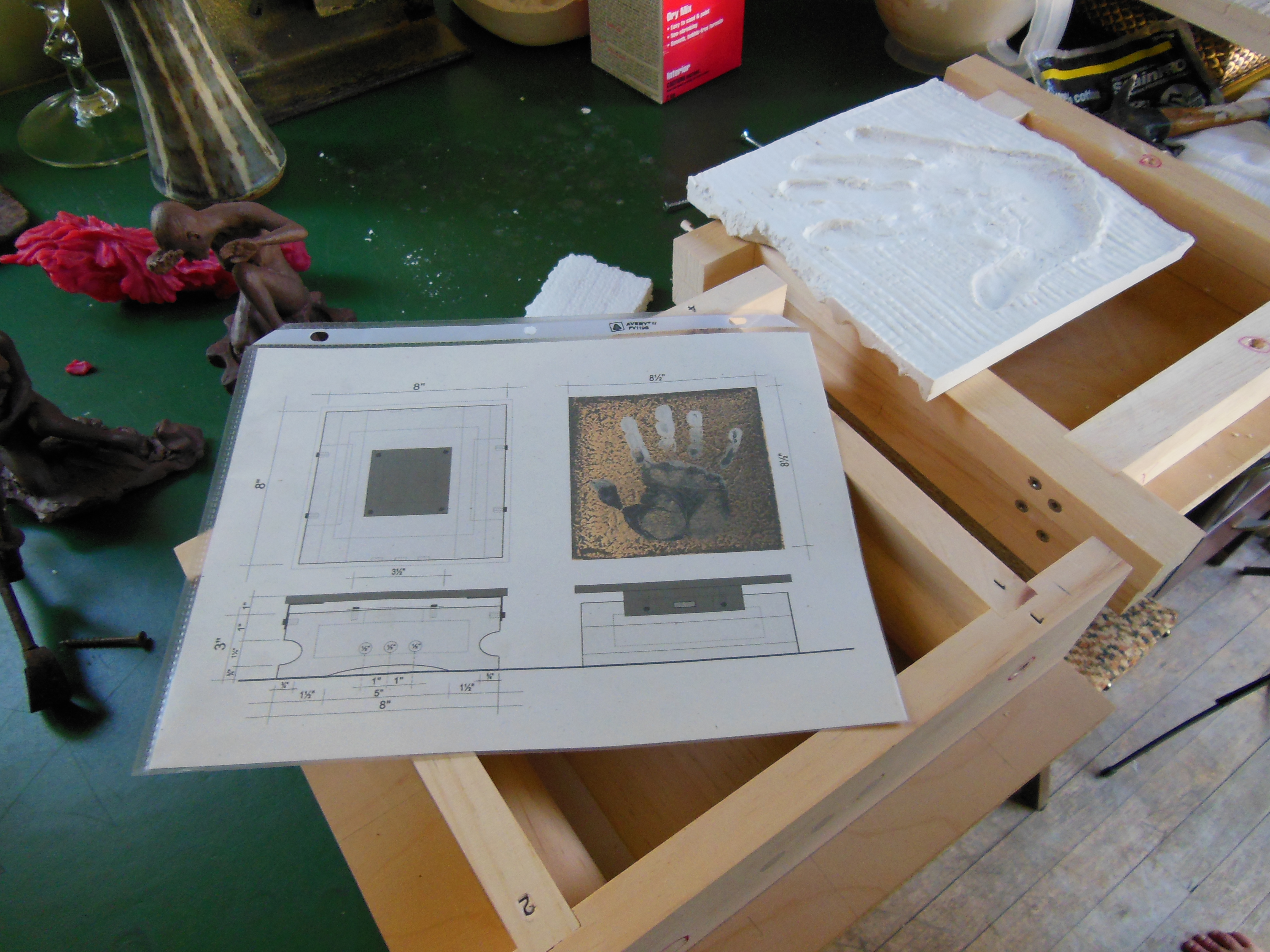 Une urne avec l’empreinte du défunt créée par une artiste de Mercier