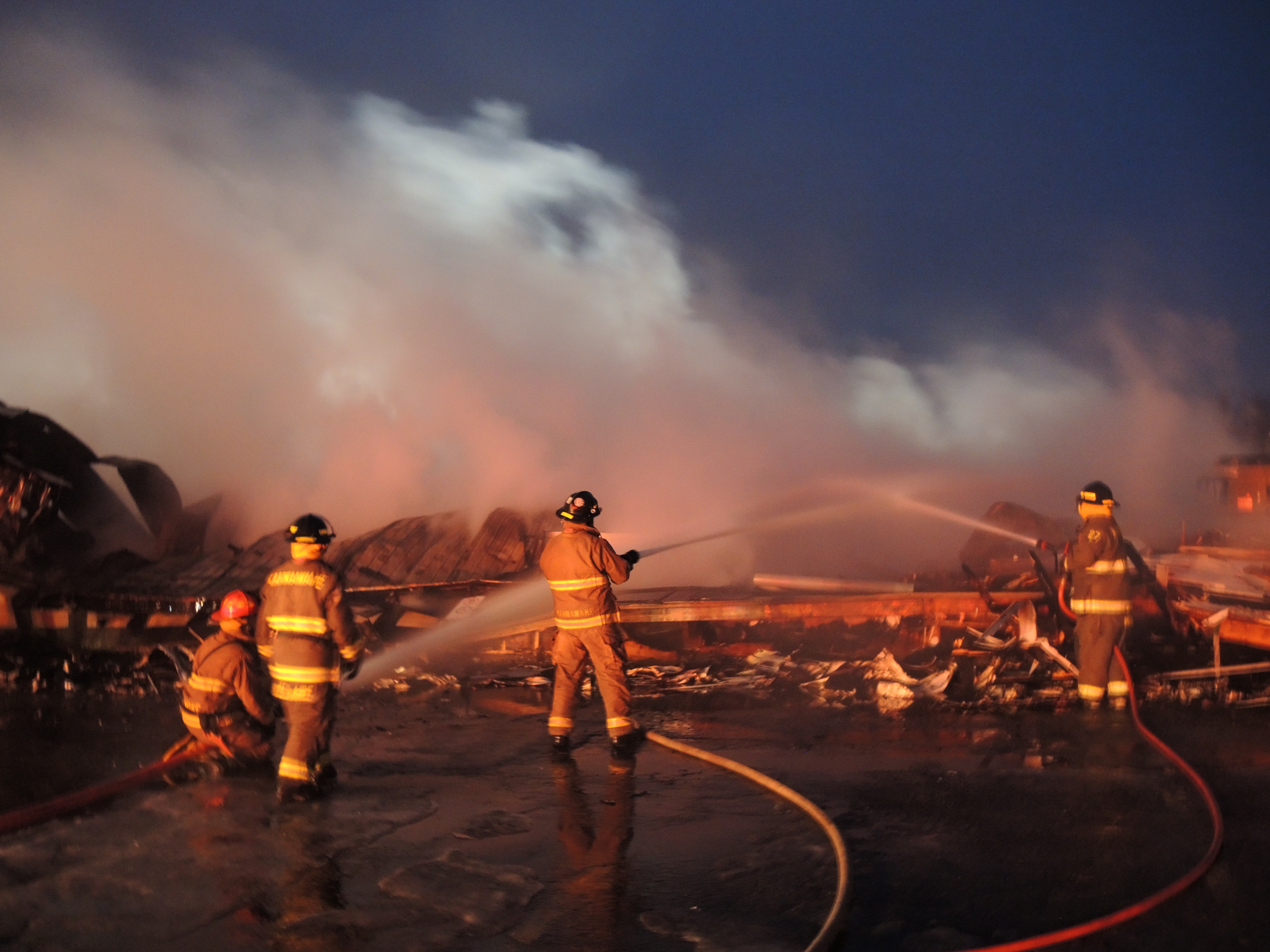 Un centre commercial brûle à Kahnawake