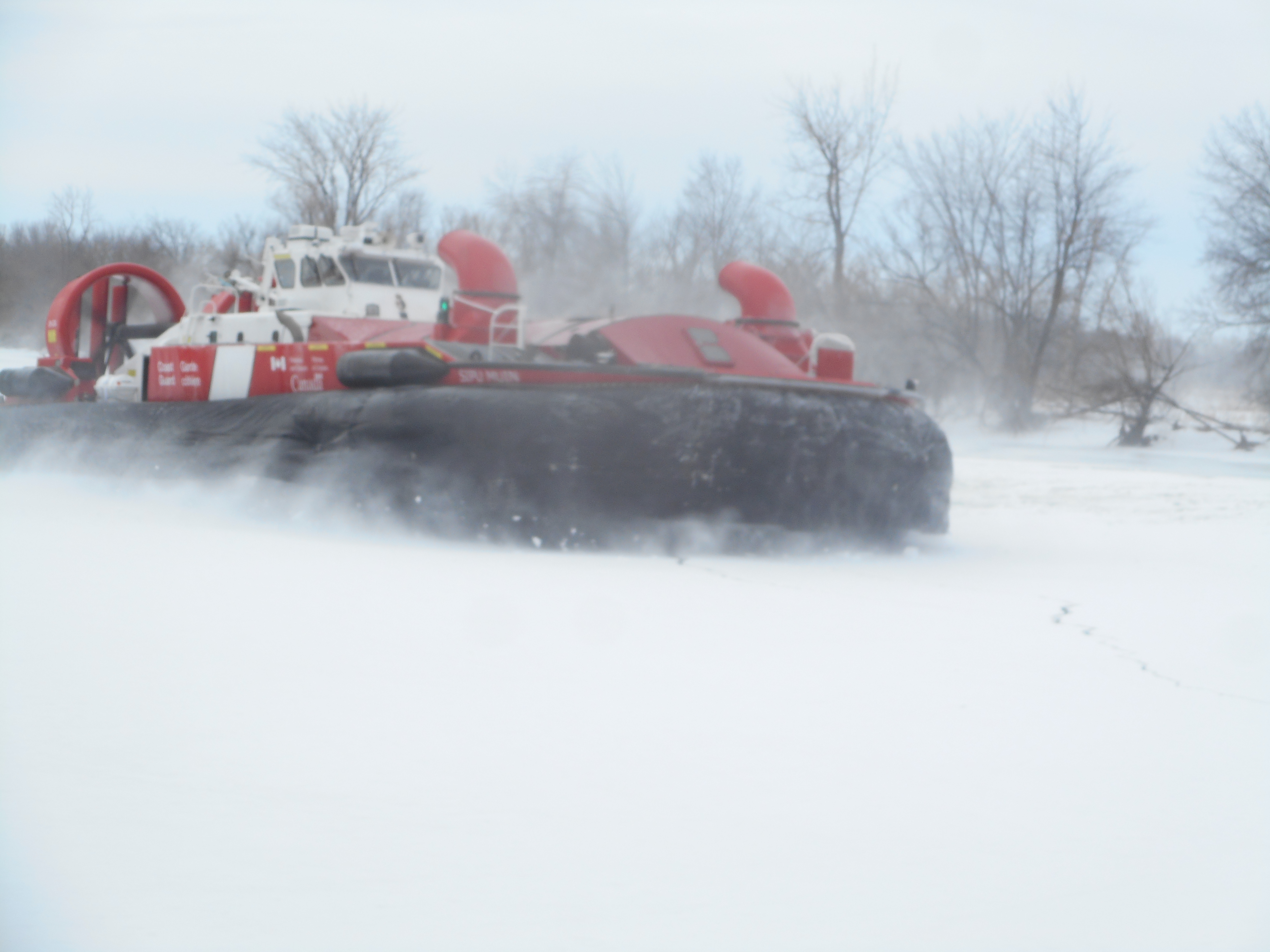L&rsquo;aéroglisseur de la Garde côtière canadienne déglace la rivière Châteauguay