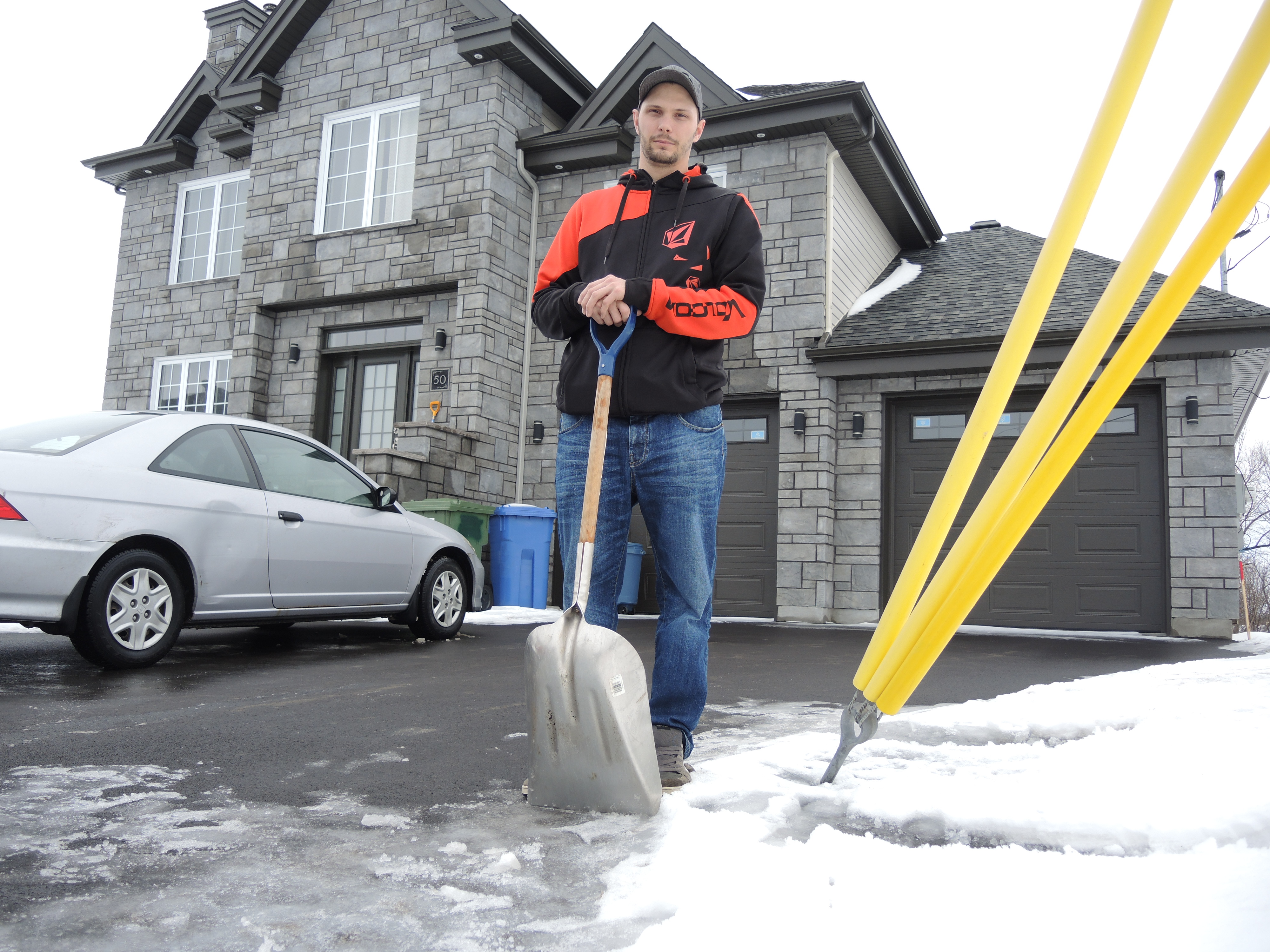 Hydro enlèvera les câbles dans son entrée sans frais
