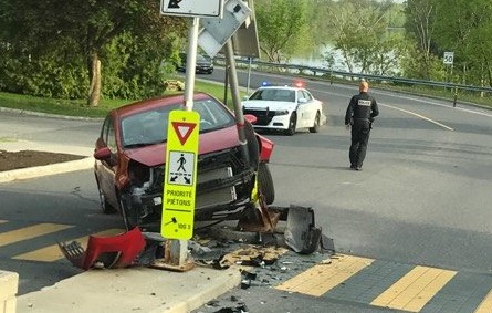 Accident devant la mairie de Châteauguay causé par une distraction