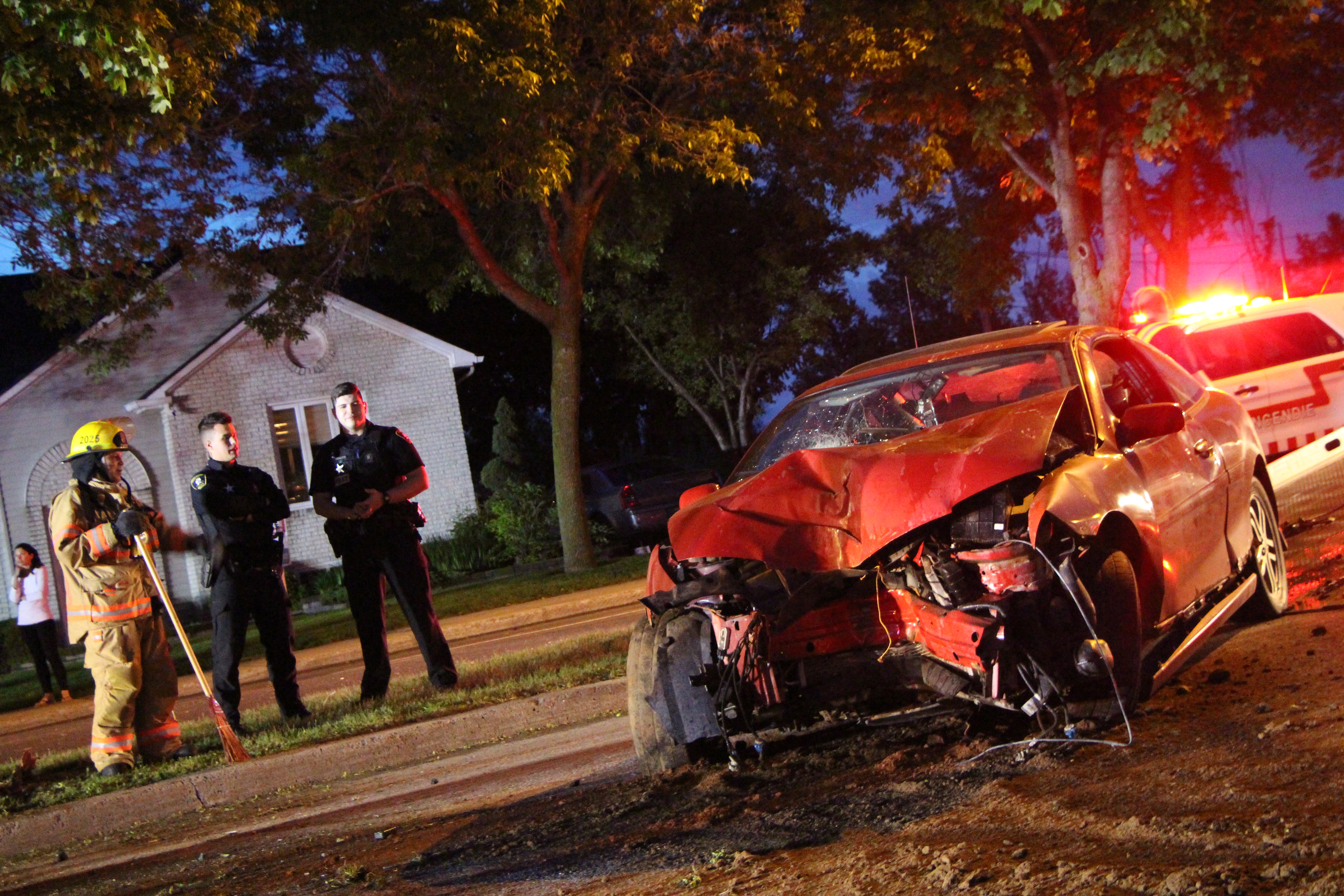 Châteauguay : un livreur de pizza fonce dans un arbre