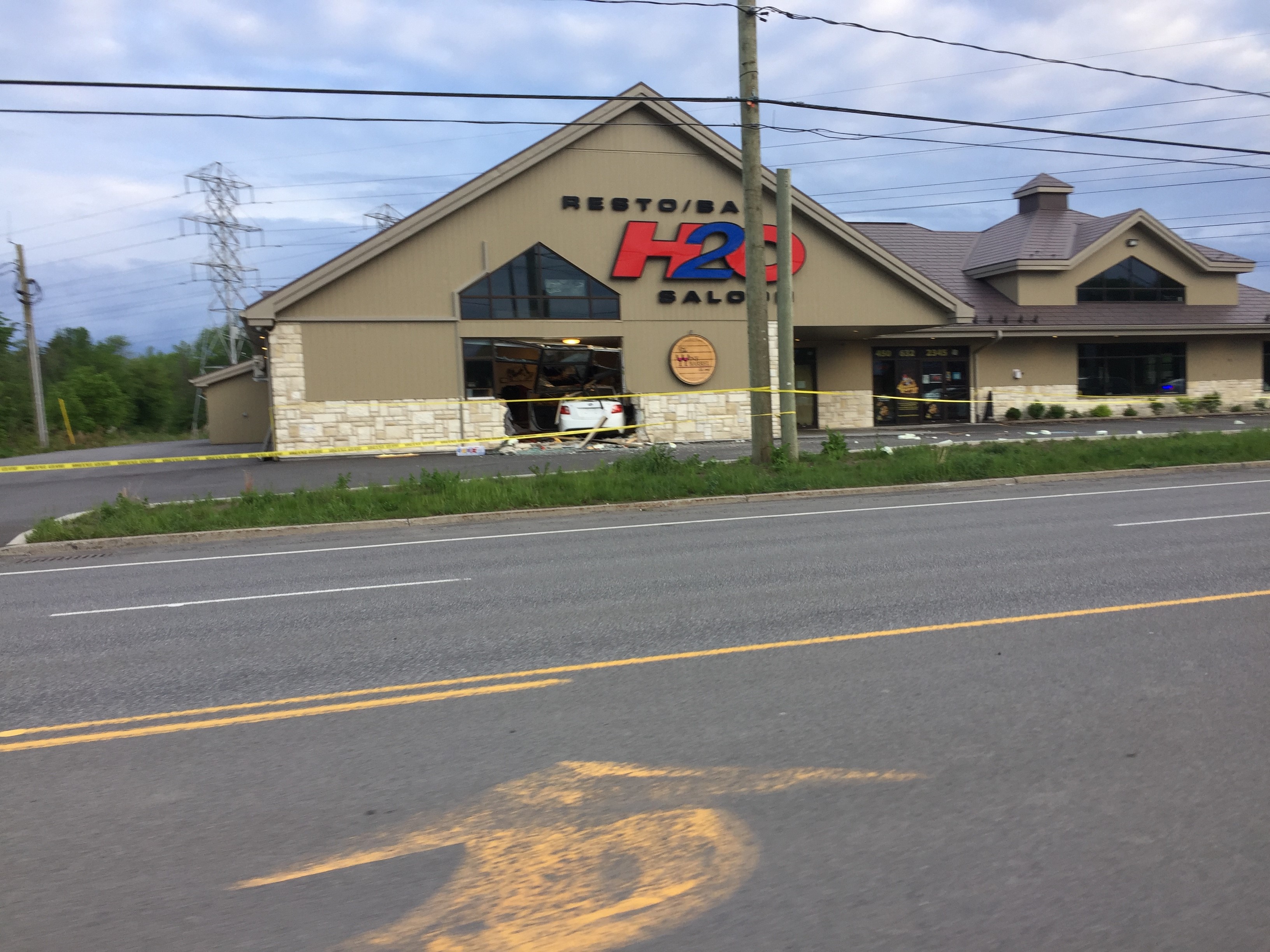 Une voiture fonce dans un resto-bar à Kahnawake