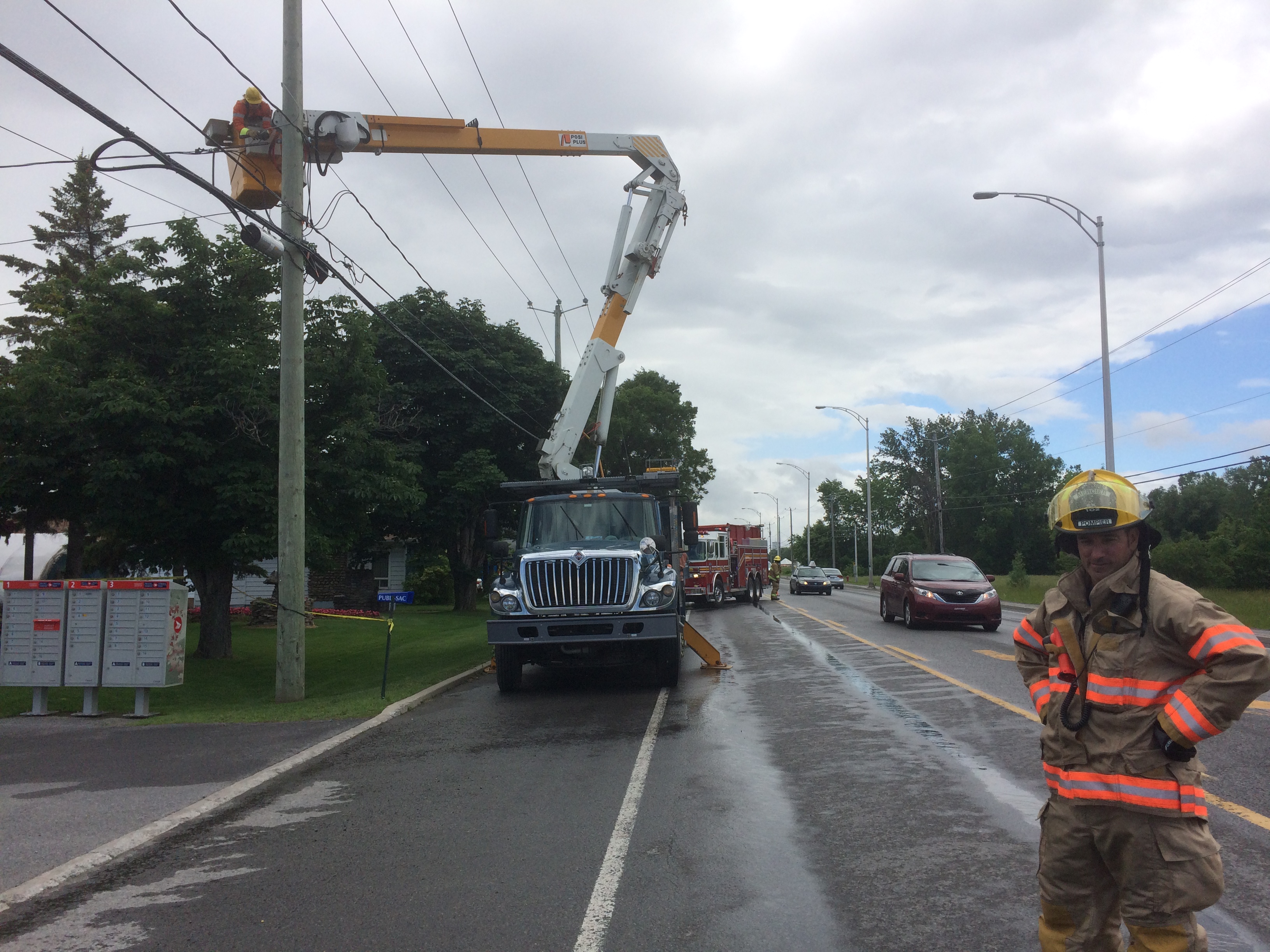 Fils électriques accrochés par un camion à Mercier
