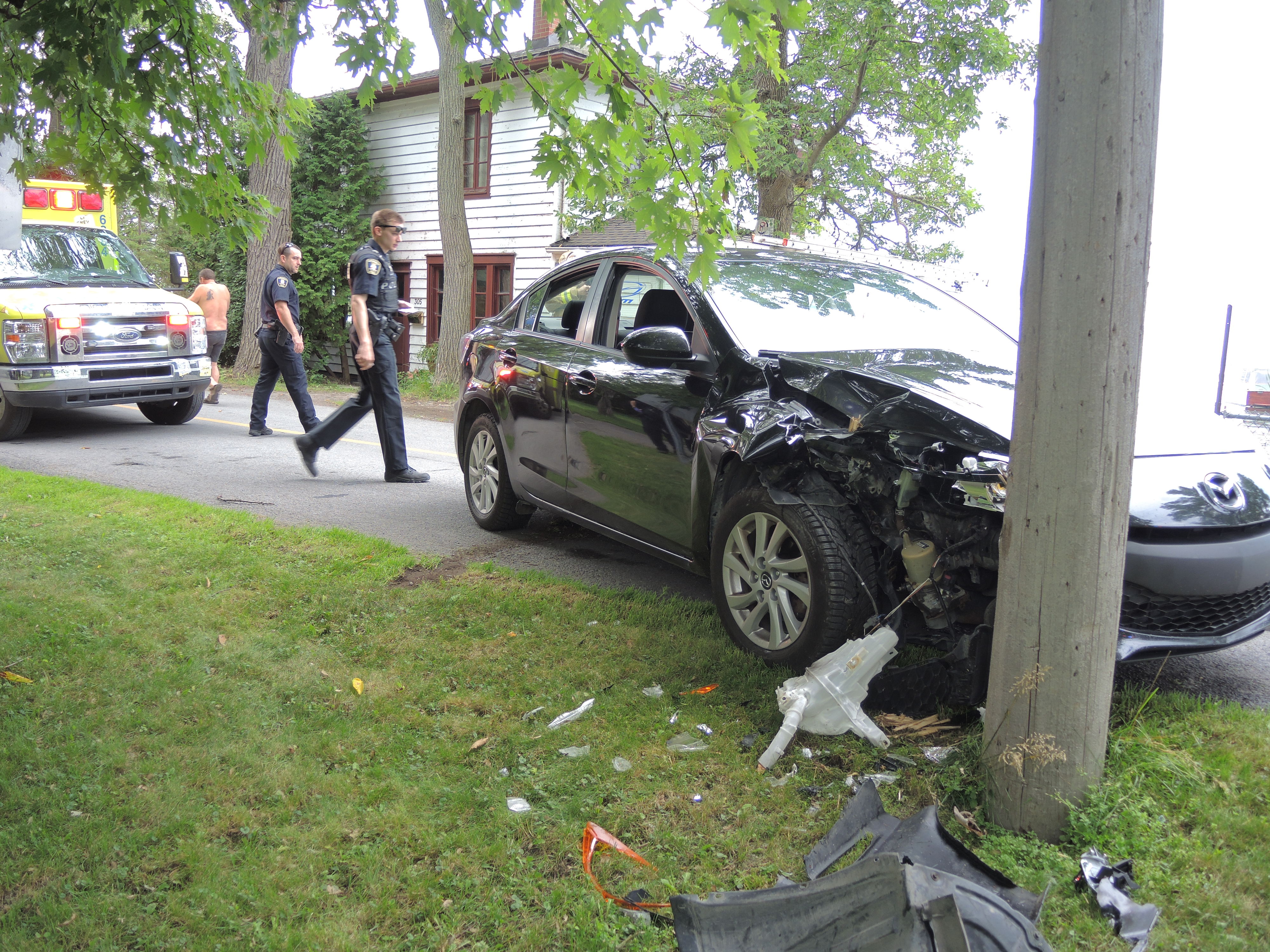 Une voiture frappe un poteau