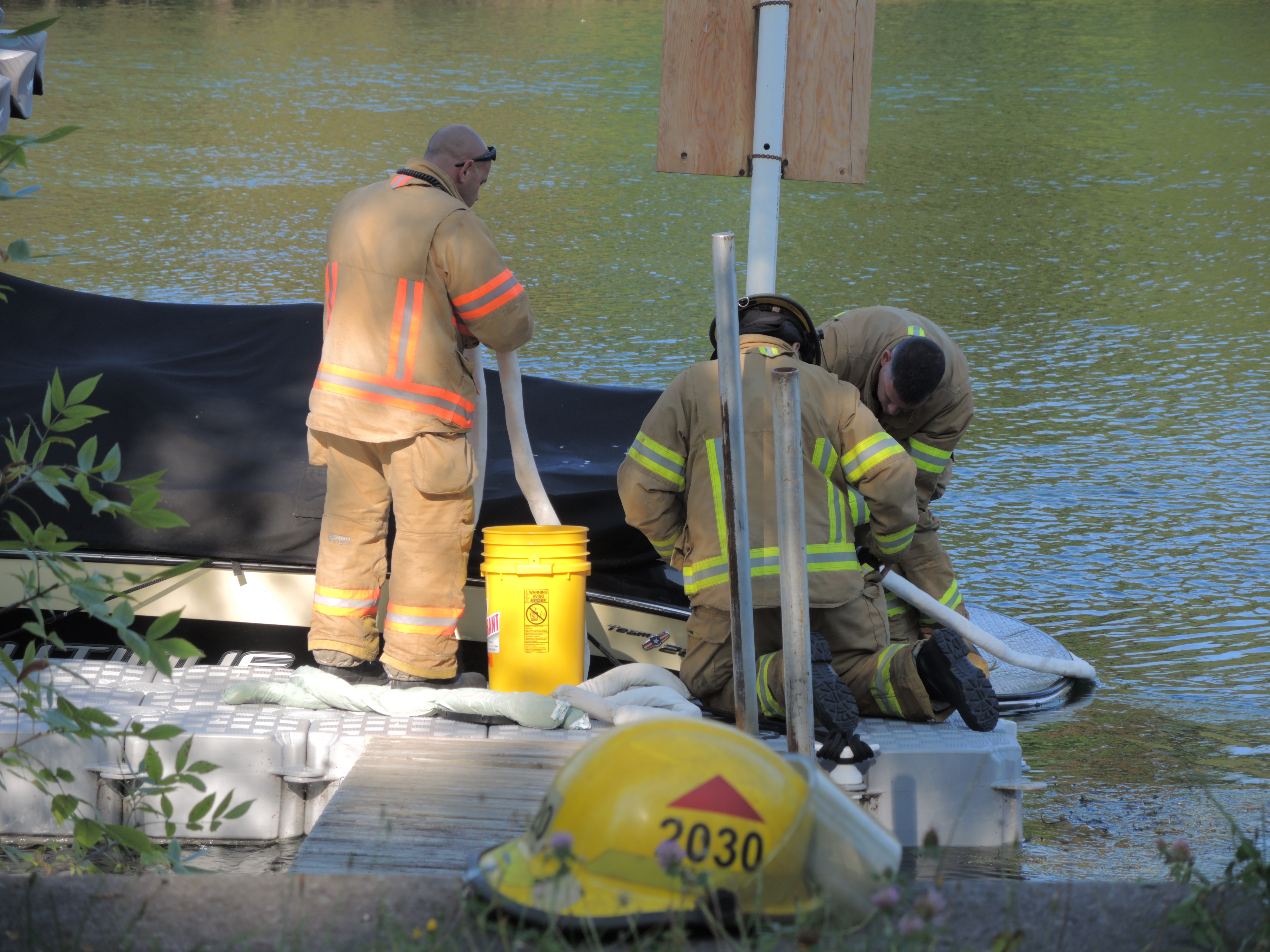 Un bateau perd son huile dans la rivière Châteauguay