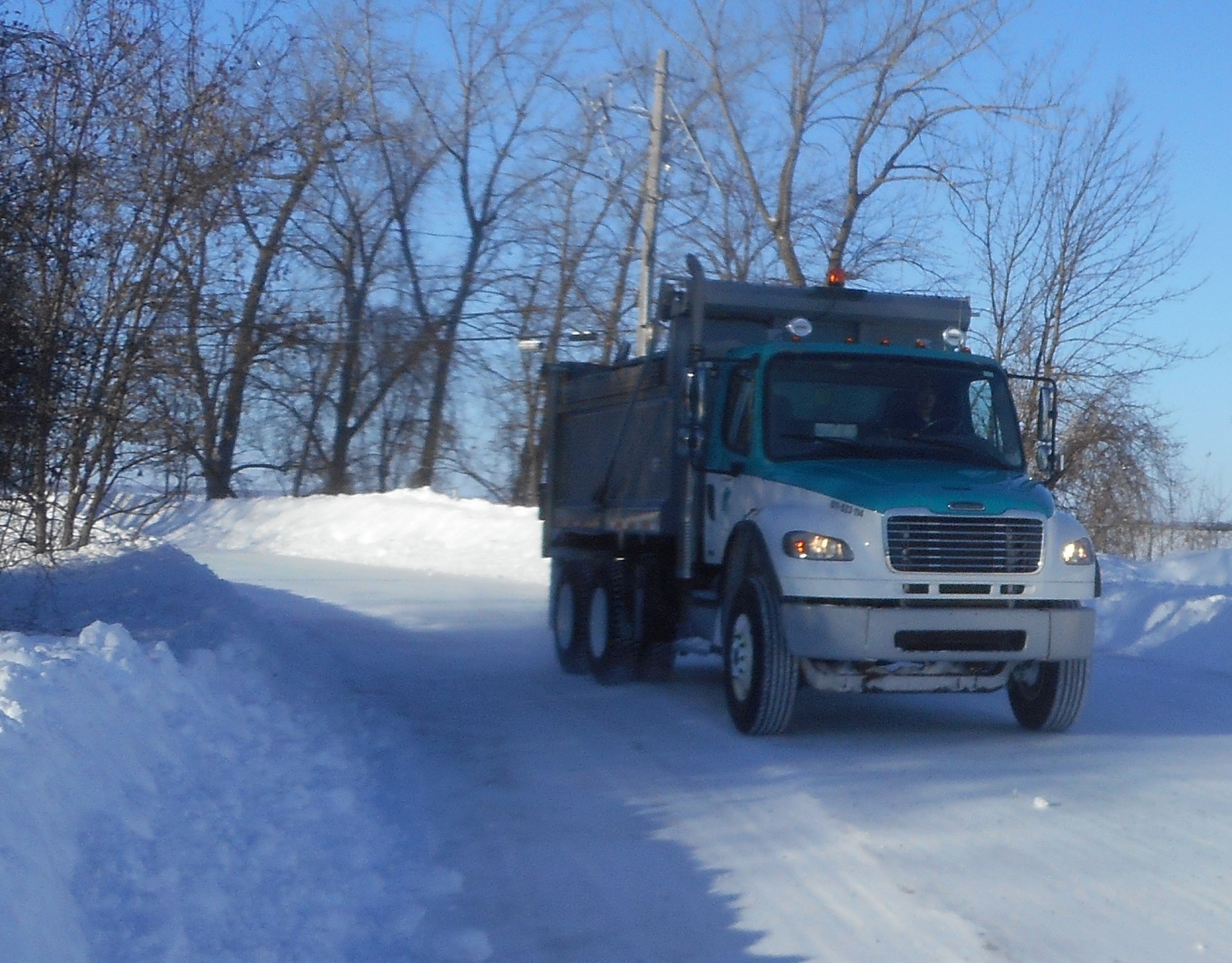 Des autos stationnées nuisent au déneigement à Châteauguay