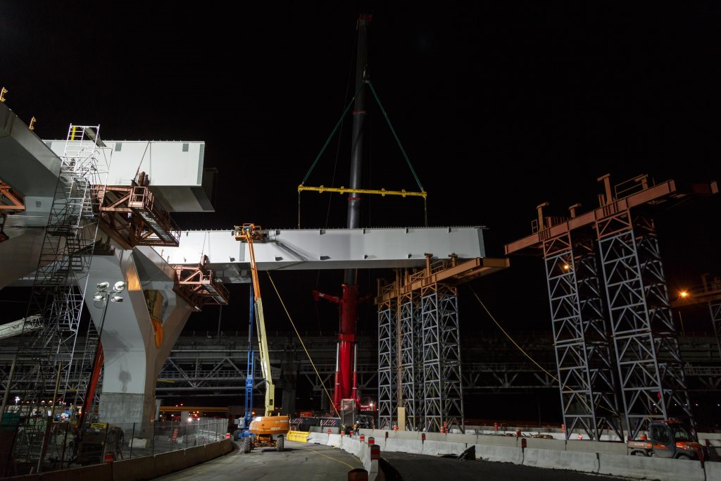 Premières pièces du nouveau pont Champlain au-dessus de la route 132