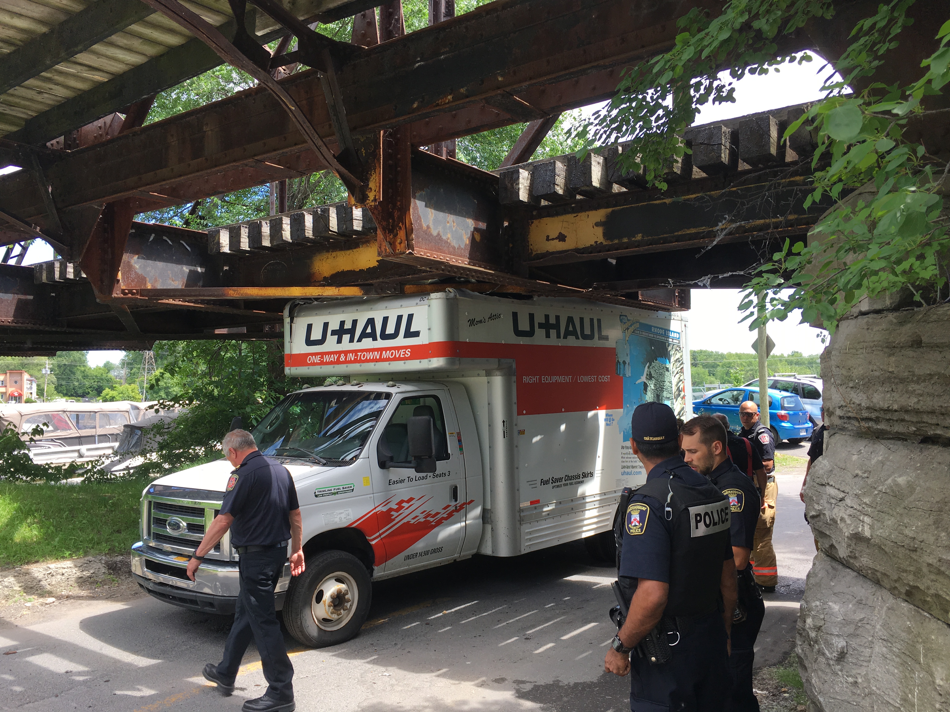 Un autre camion bloqué sous le pont des Adirondacks à Châteauguay
