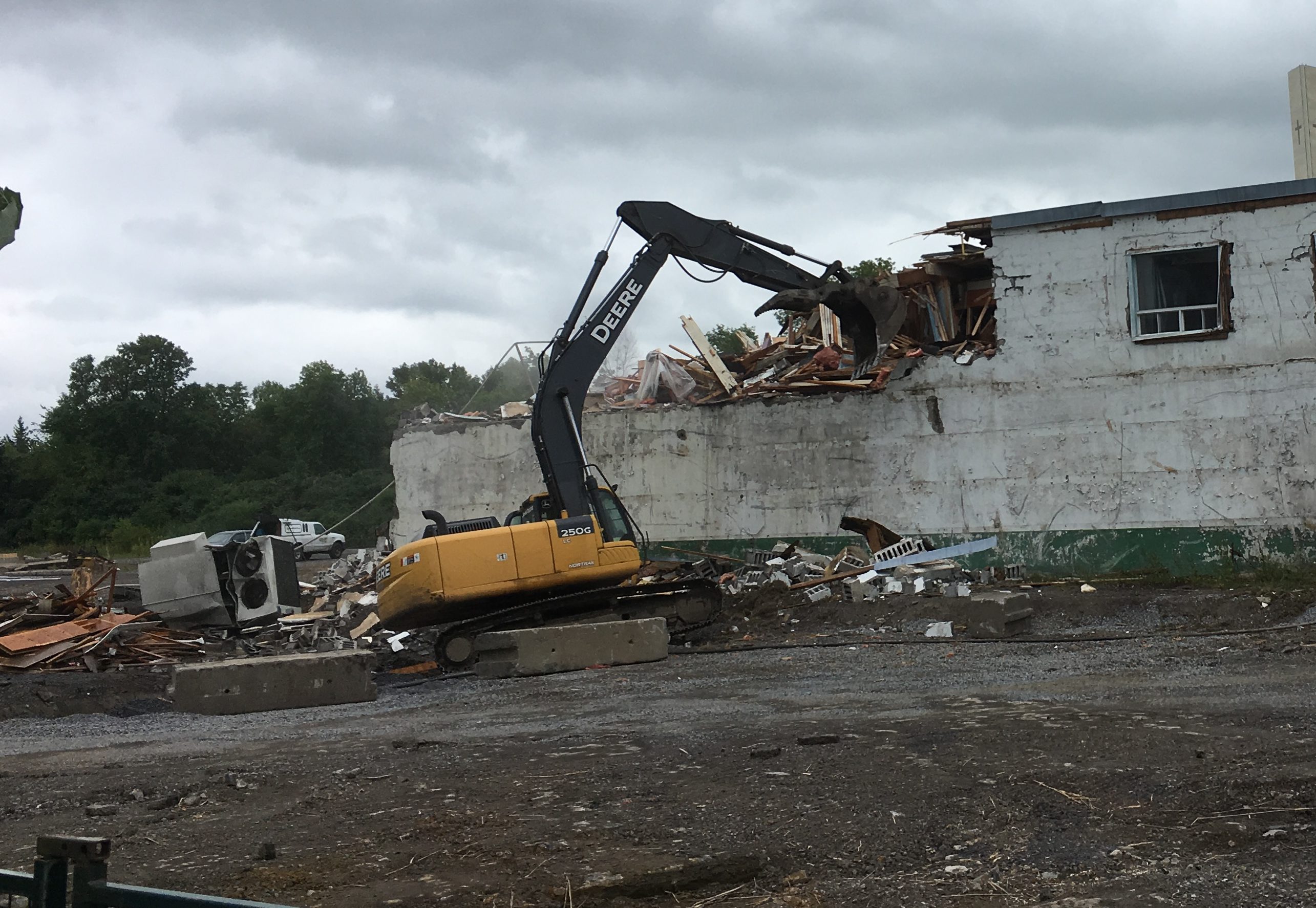 Un édifice de la rue Principale à Châteauguay disparaît