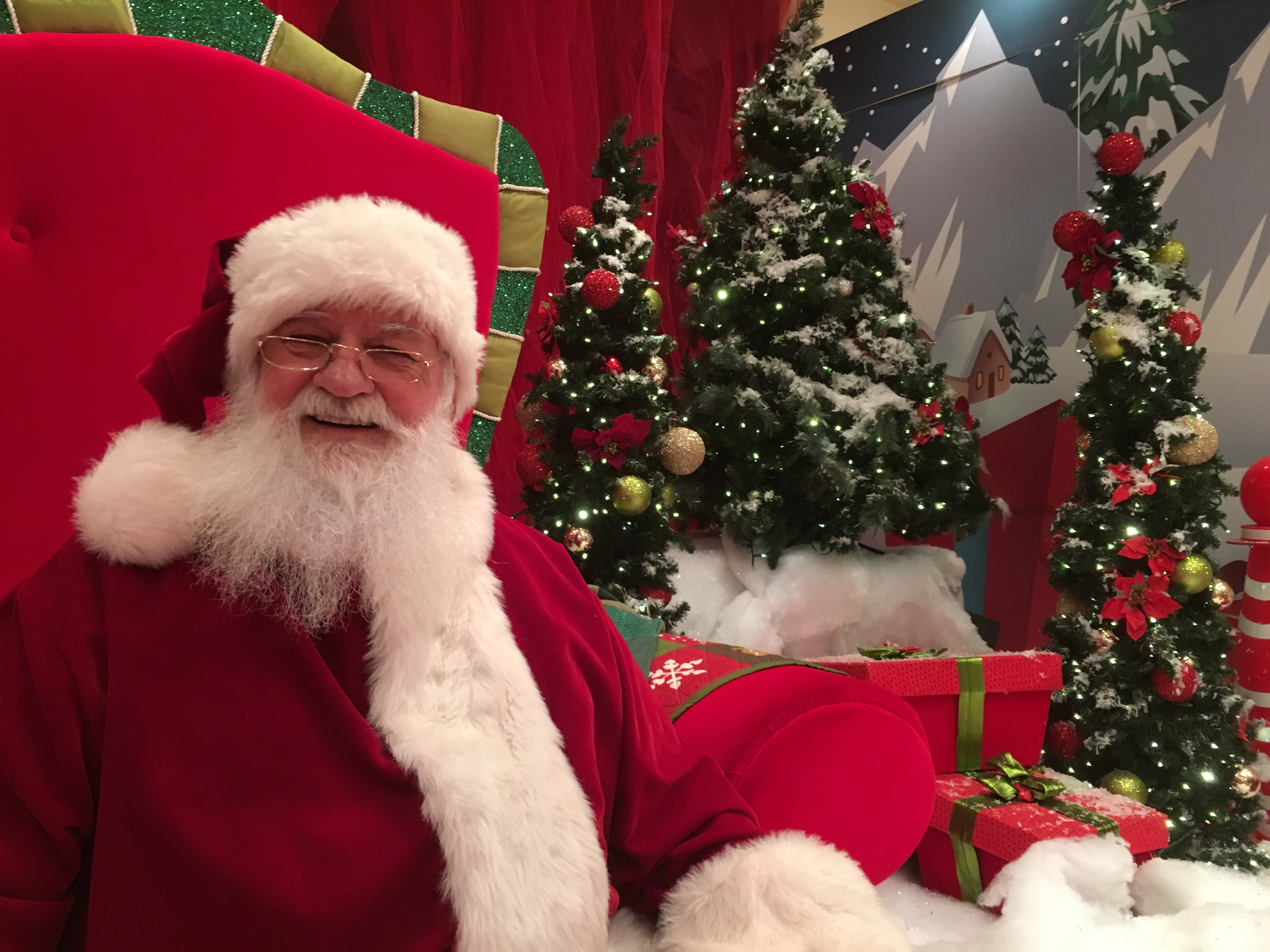 Le père Noël heureux d&rsquo;arriver à Châteauguay enneigé