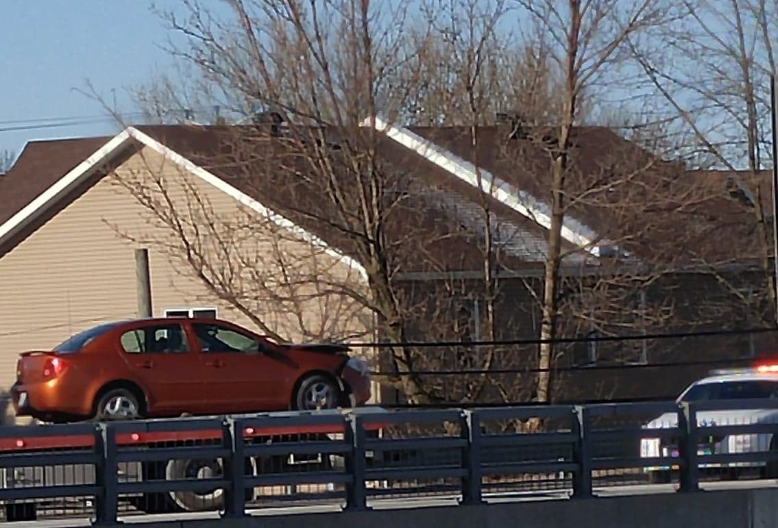 Un automobiliste s&rsquo;éjecte de son véhicule et cause un accident