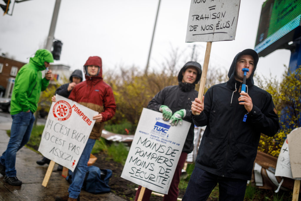Des pompiers manifestent pour dénoncer la baisse d’effectifs dans les bâtiments à risques