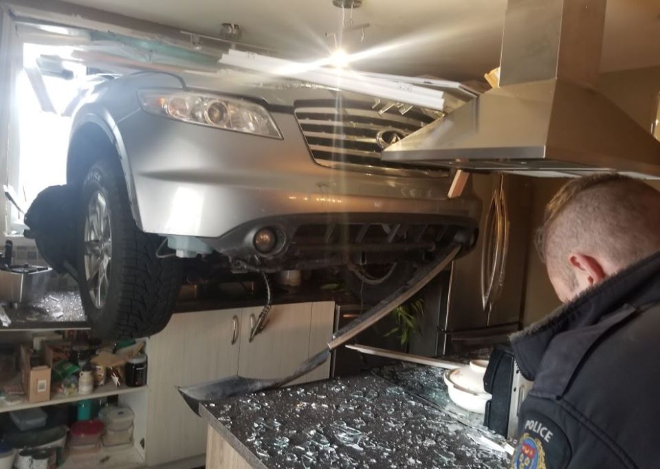 Un véhicule se retrouve dans sa cuisine